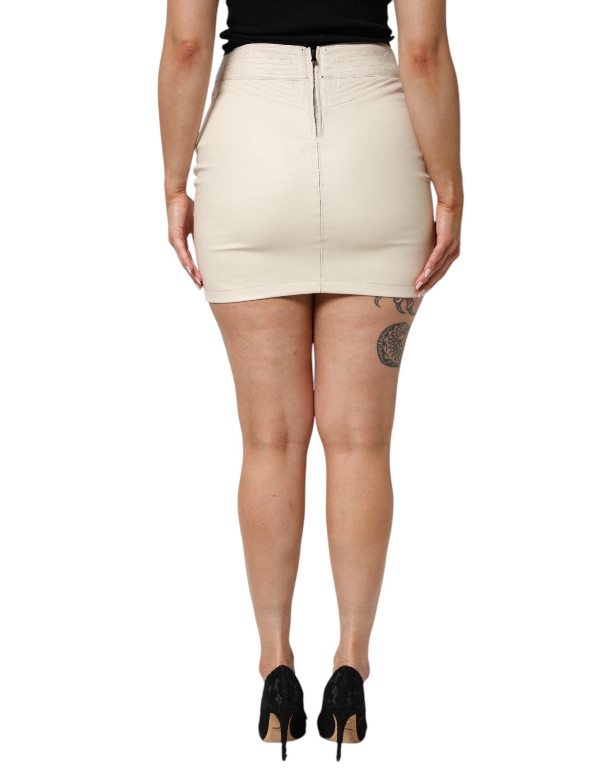 Jupe courte beige en faux cuir matelassé à taille haute pour femmes, de la marque Guess, visible en gros plan.