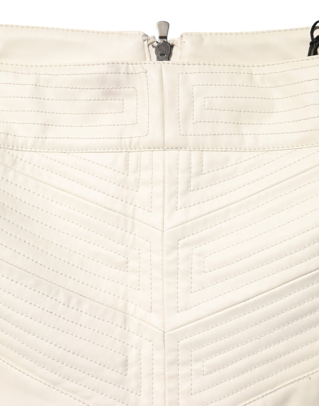 Jupe courte en similicuir beige à motif matelassé pour femme, taille haute, de la marque Guess, visible en image.