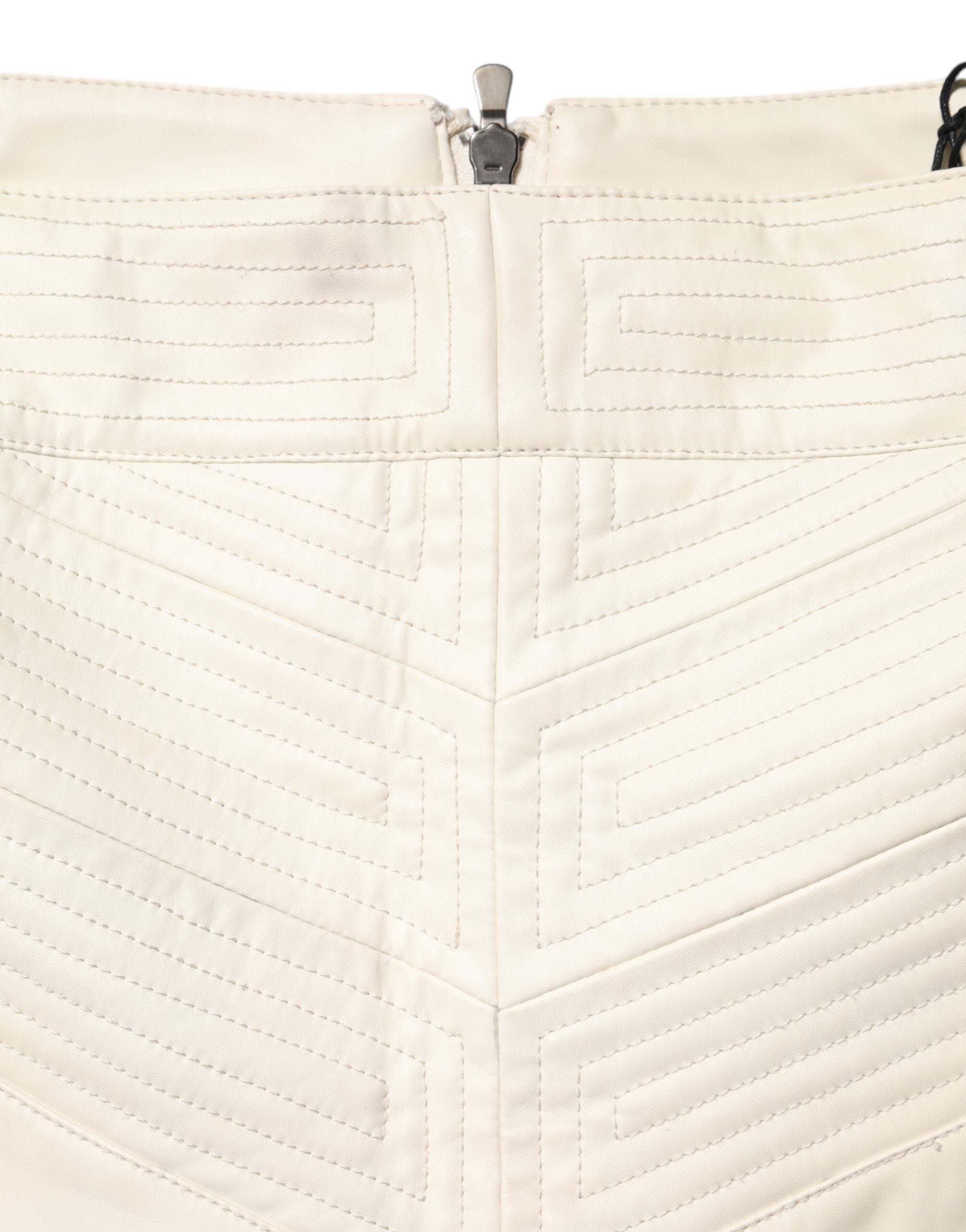 Jupe courte en similicuir beige à motif matelassé pour femme, taille haute, de la marque Guess, visible en image.