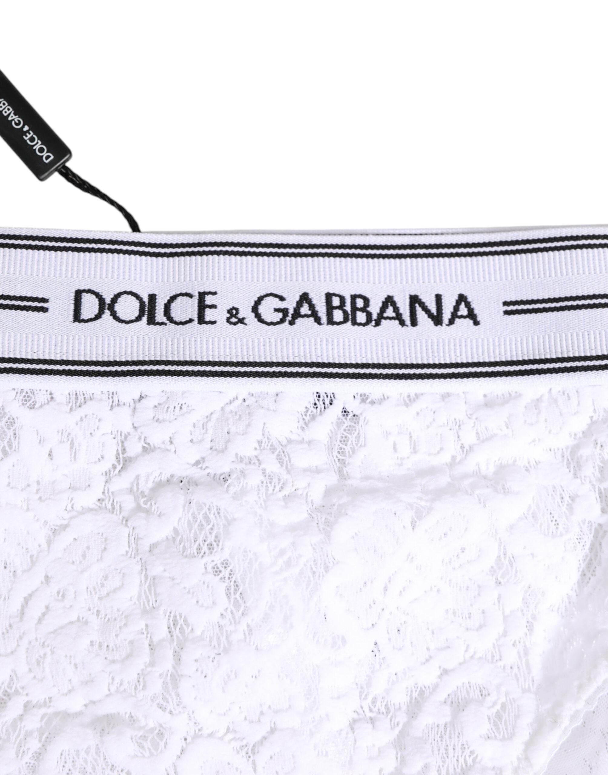 Sous-vêtements Dolce & Gabbana slip en dentelle blanche avec logo sur la taille, confort et élégance féminine.