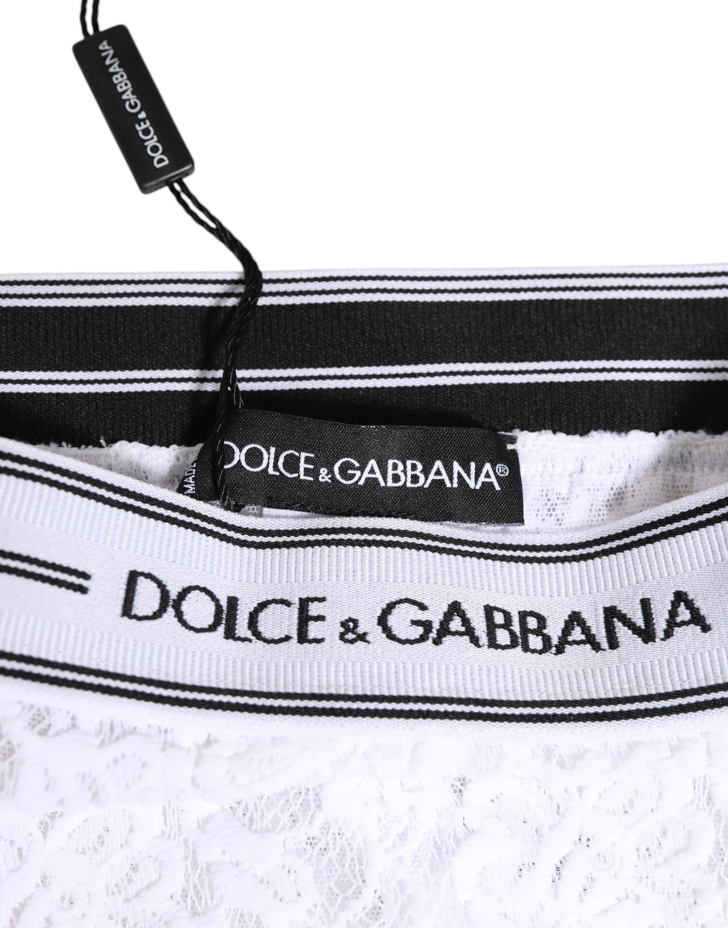 Sous-vêtements Dolce & Gabbana, slip blanc en dentelle avec logo à la taille, mode féminine élégante.