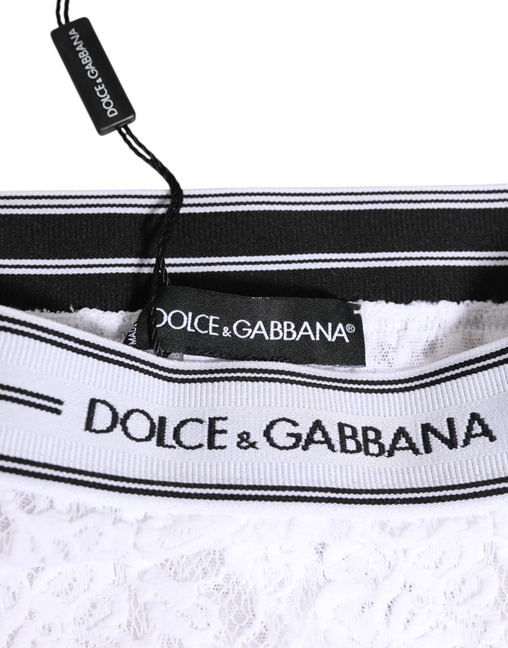 Sous-vêtements Dolce & Gabbana, slip blanc en dentelle avec logo à la taille, mode féminine élégante.