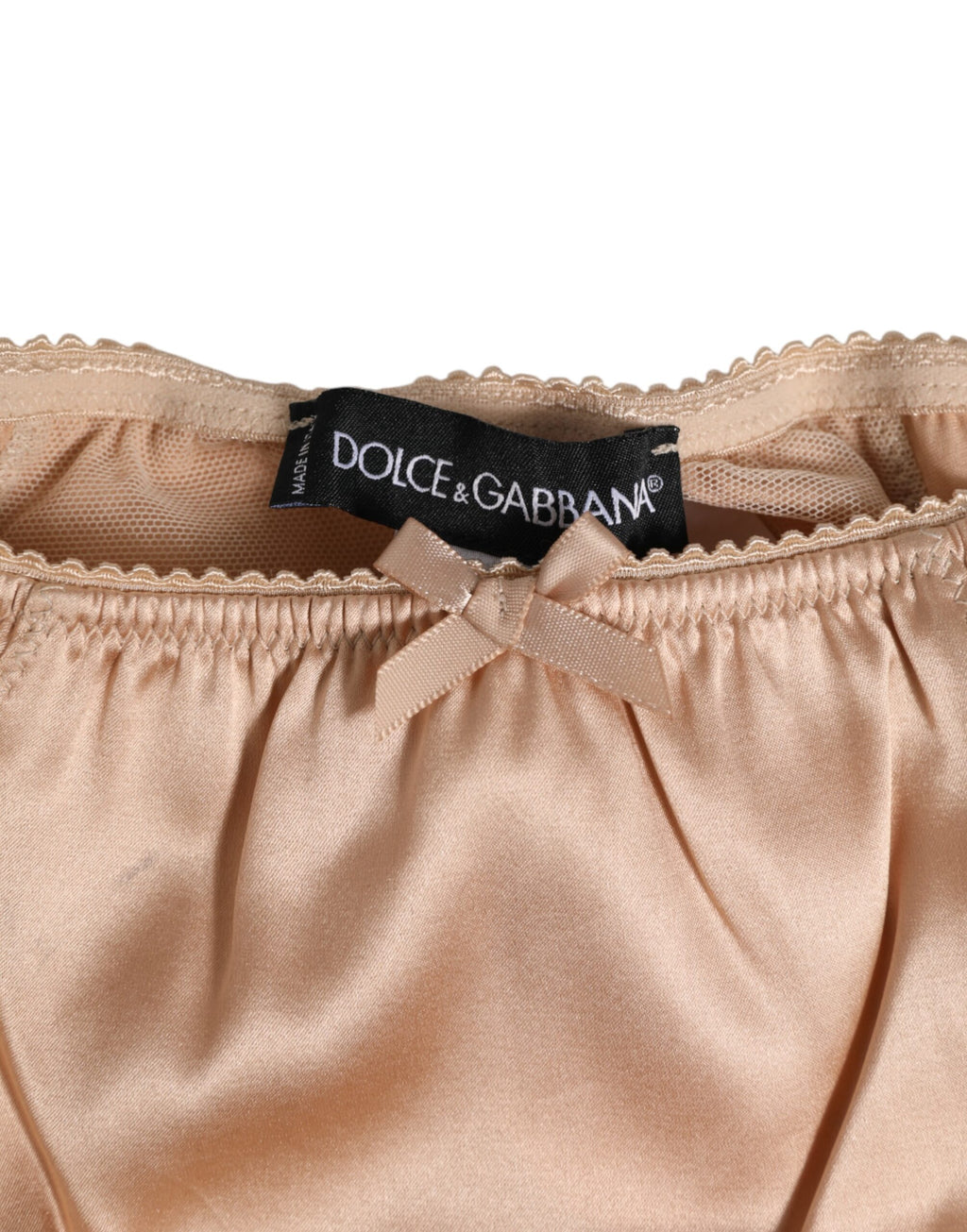 Sous-vêtements en satin de soie beige nude Dolce & Gabbana avec ruban en dentelle et nœud élégant.