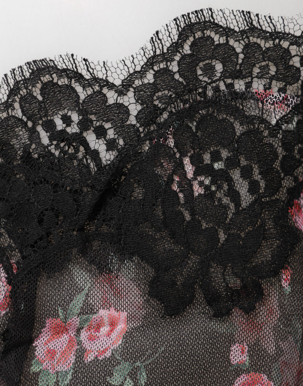 Sous-vêtements en dentelle florale noire et rose de Dolce & Gabbana, lingerie en mesh élégante et raffinée.