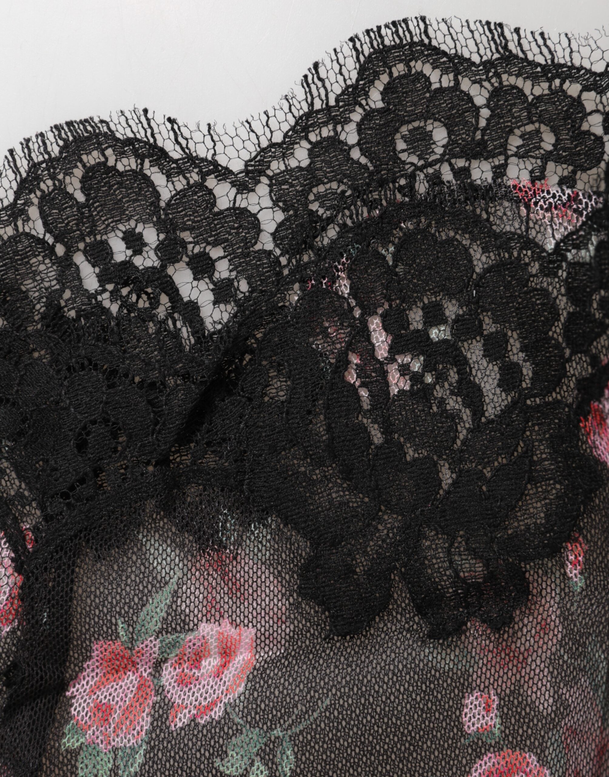 Sous-vêtements en dentelle florale noire et rose de Dolce & Gabbana, lingerie en mesh élégante et raffinée.
