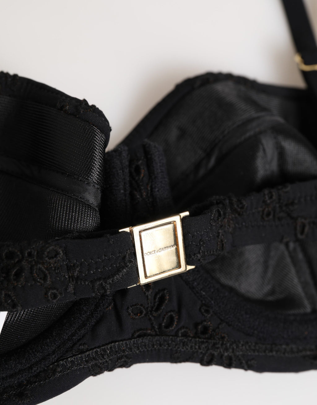 Soutien-gorge noir en polyester brodé de Dolce & Gabbana, avec armatures et détails élégants pour lingerie sophistiquée.