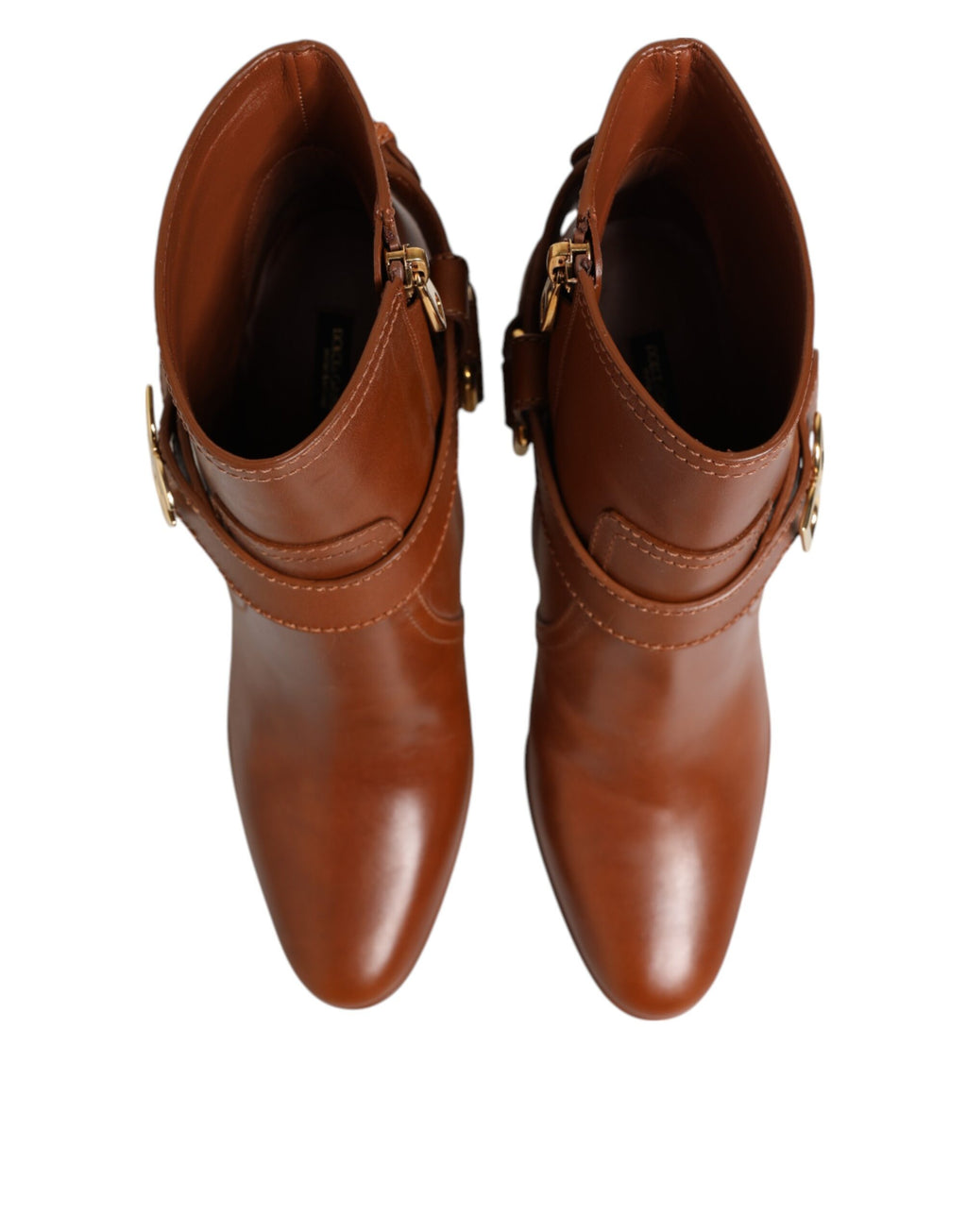 Bottes ankle en cuir marron Dolce & Gabbana avec boucle logo DG, semelle en cuir, style élégant et sophistiqué.