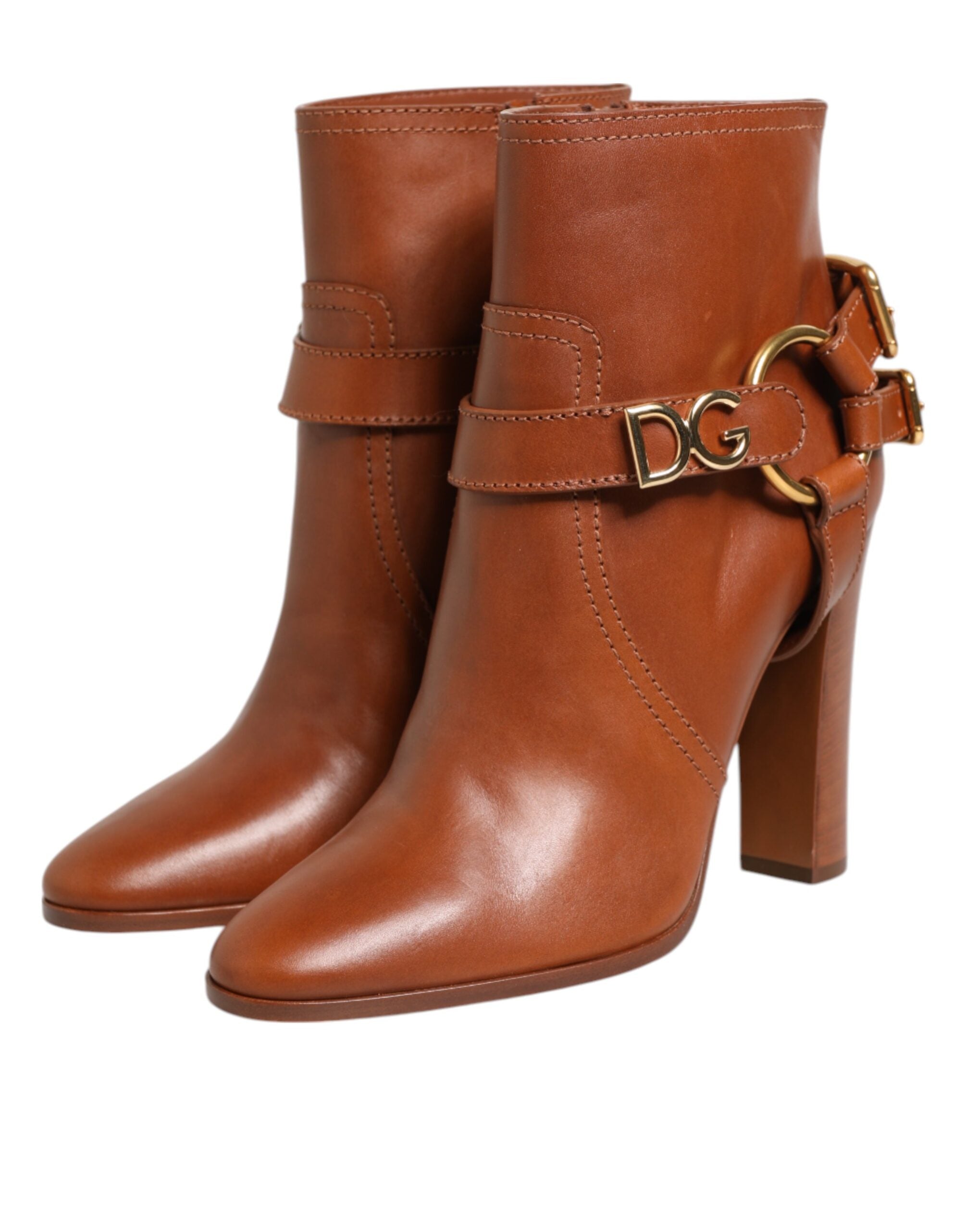 Bottines en cuir marron Dolce & Gabbana avec boucle logo DG, talon moyen et design élégant.
