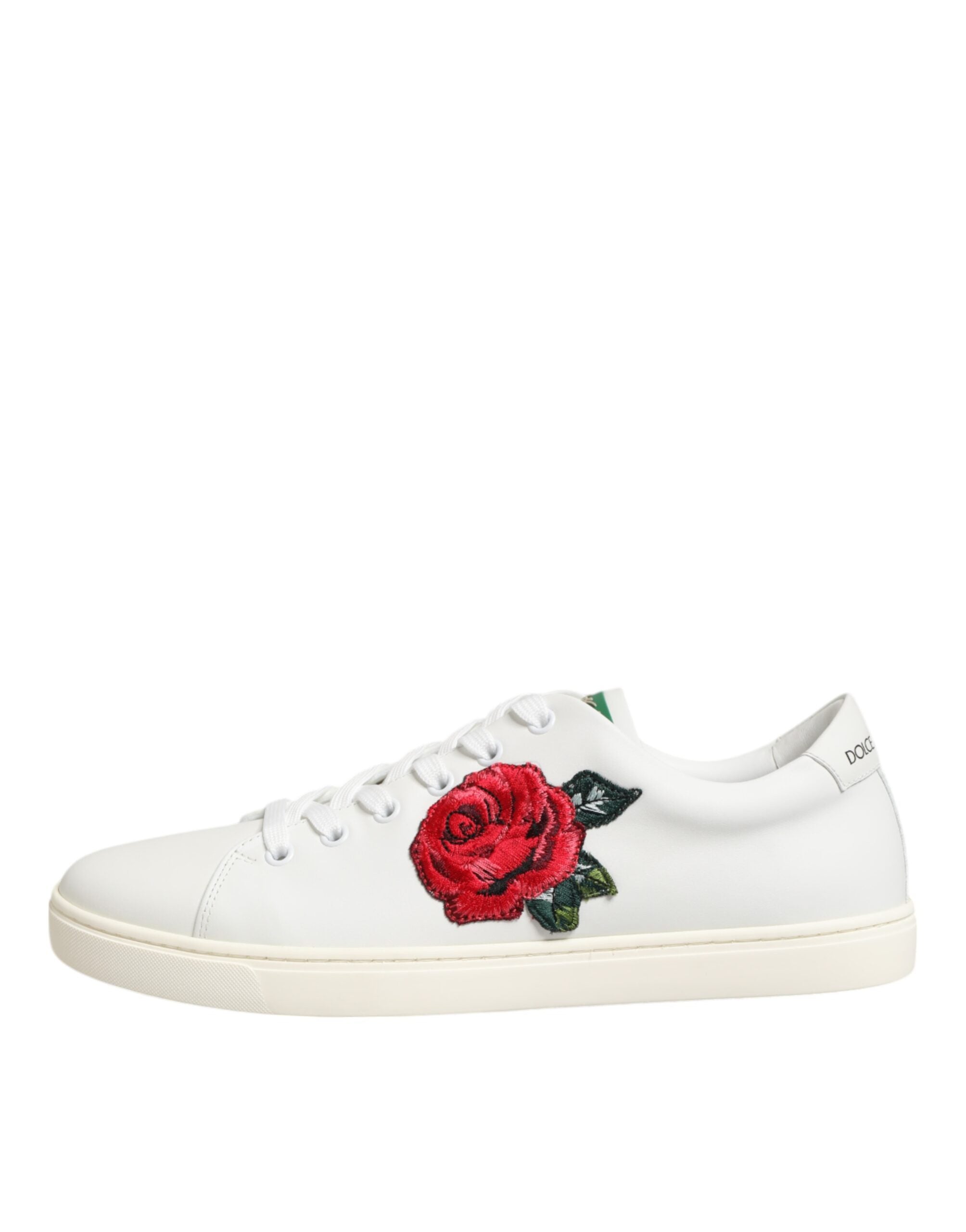 Chaussures basses en cuir blanc Dolce & Gabbana avec broderie de rose et détails élégants, vue de face.