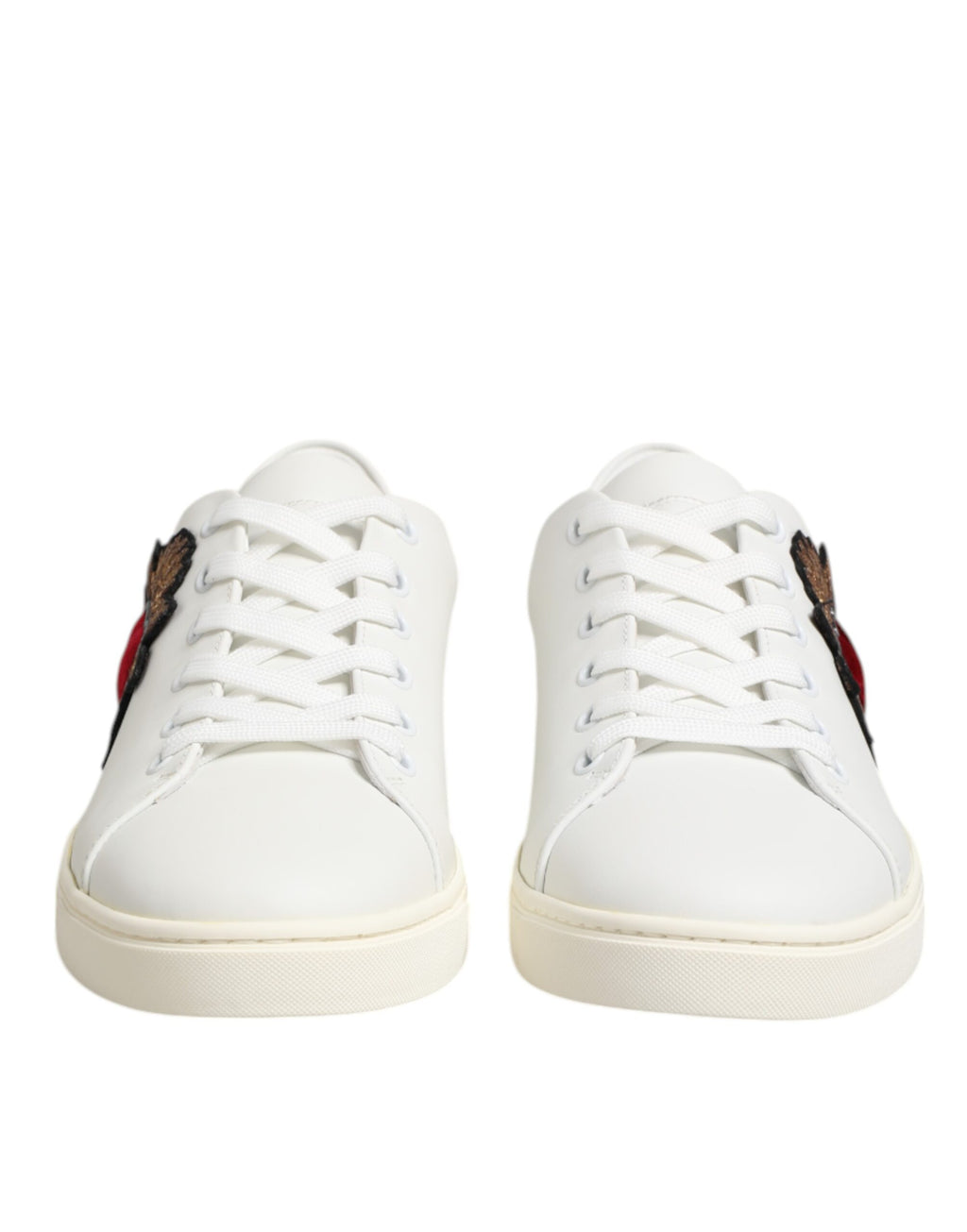 Chaussures sneakers en cuir blanc Dolce & Gabbana avec patch en forme de cœur sacré, design élégant et détails raffinés.