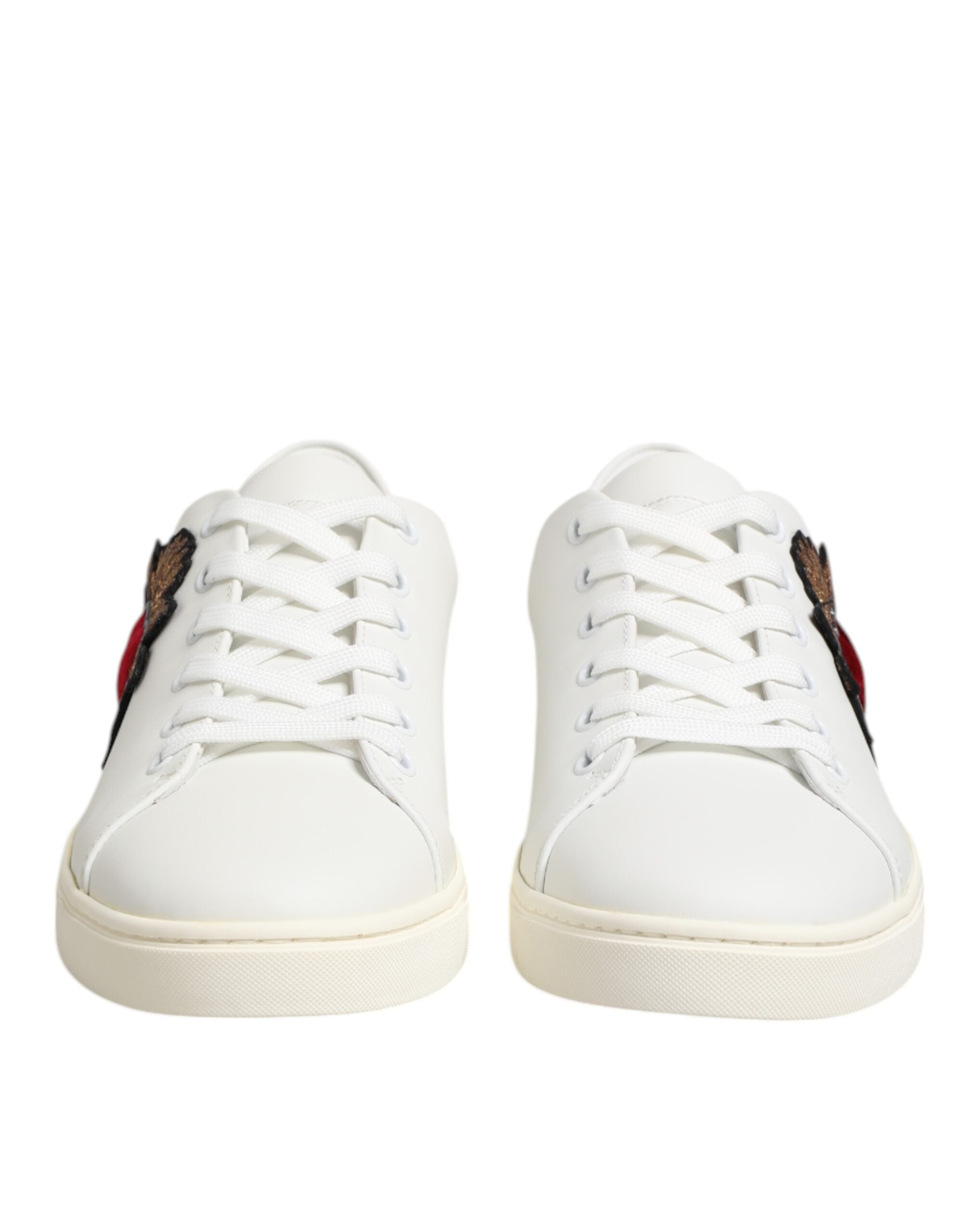 Chaussures sneakers en cuir blanc Dolce & Gabbana avec patch en forme de cœur sacré, design élégant et détails raffinés.