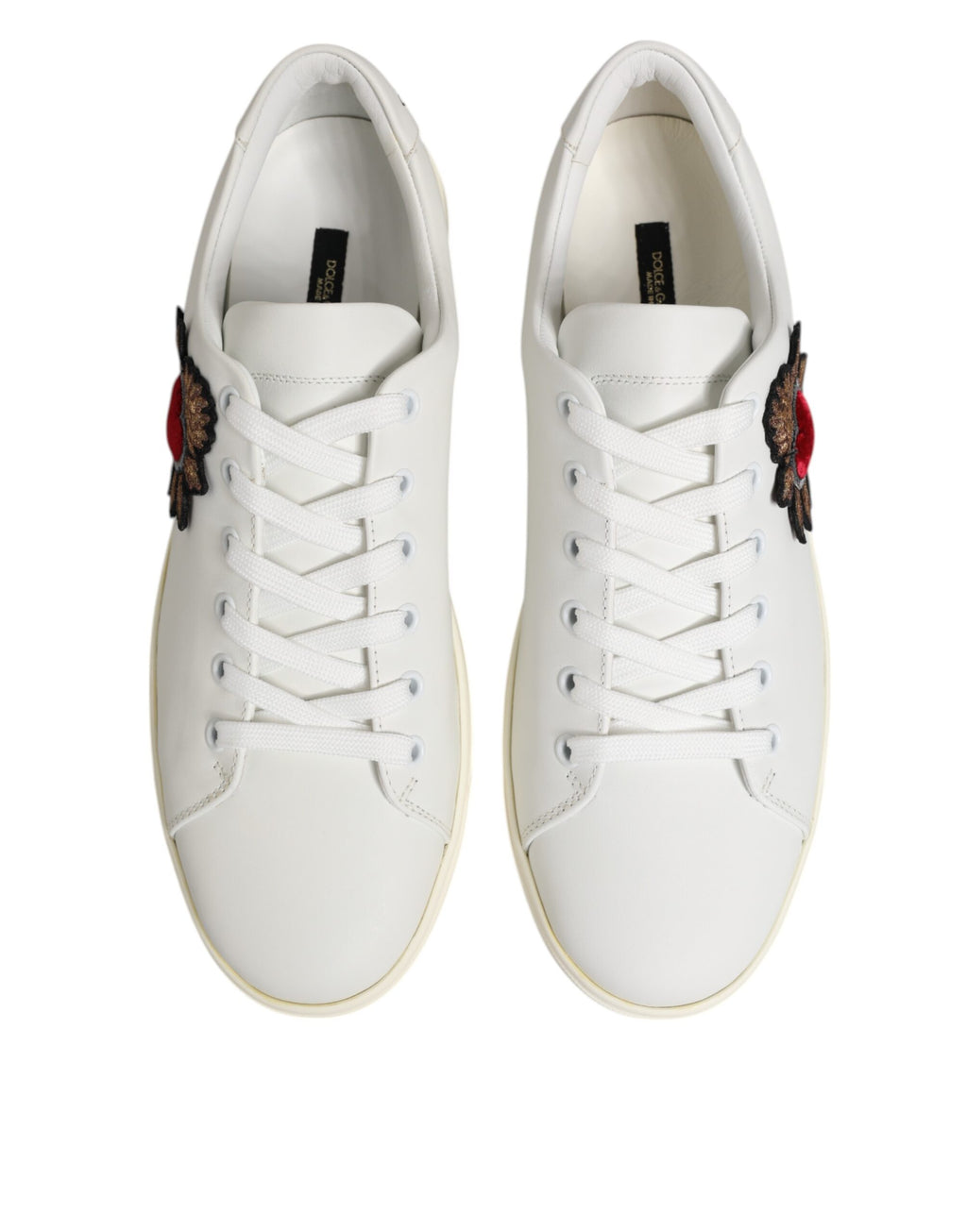 Chaussures sneakers en cuir blanc Dolce & Gabbana avec patch cœur sacré, détails en relief et design élégant.