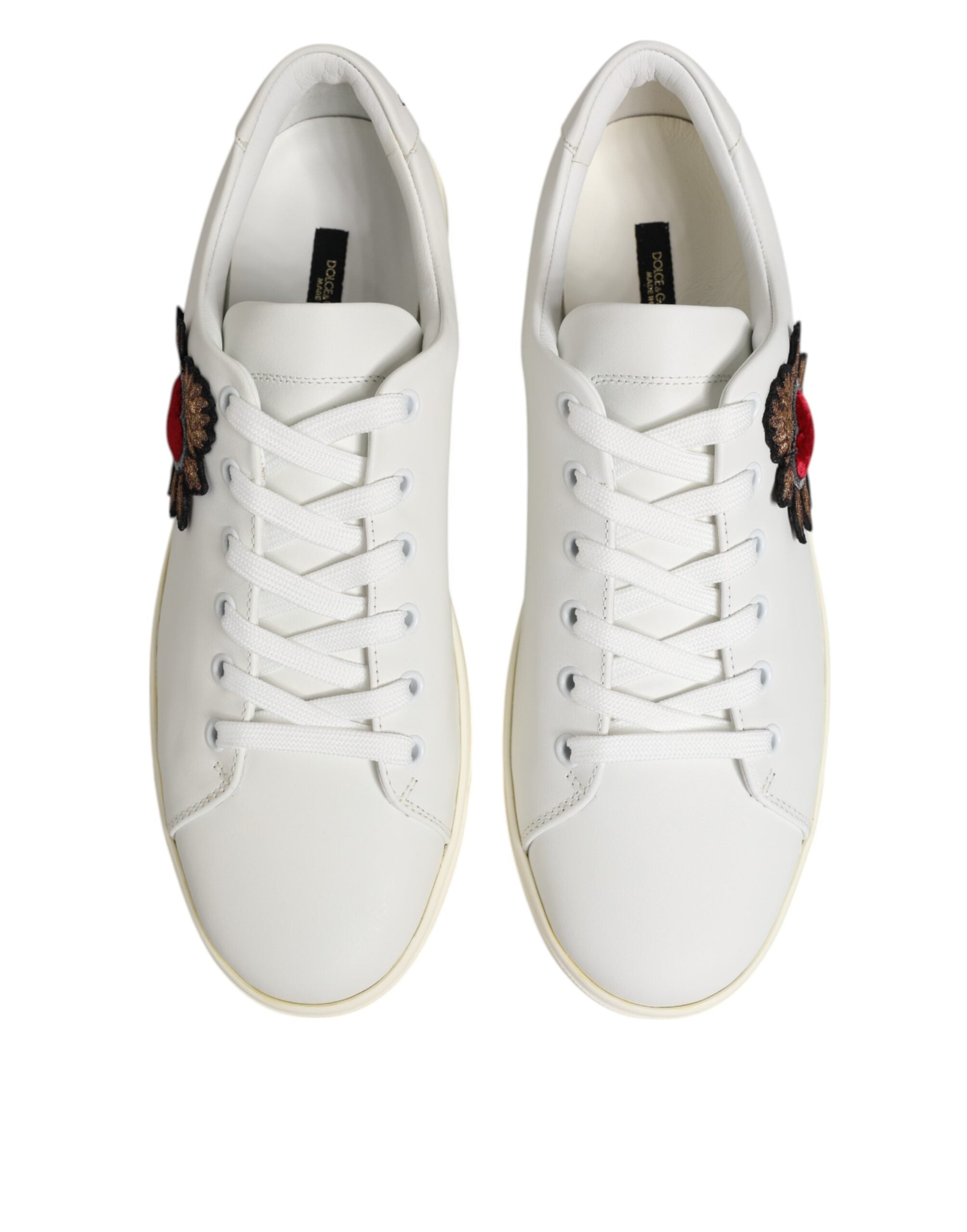 Chaussures sneakers en cuir blanc Dolce & Gabbana avec patch cœur sacré, détails en relief et design élégant.