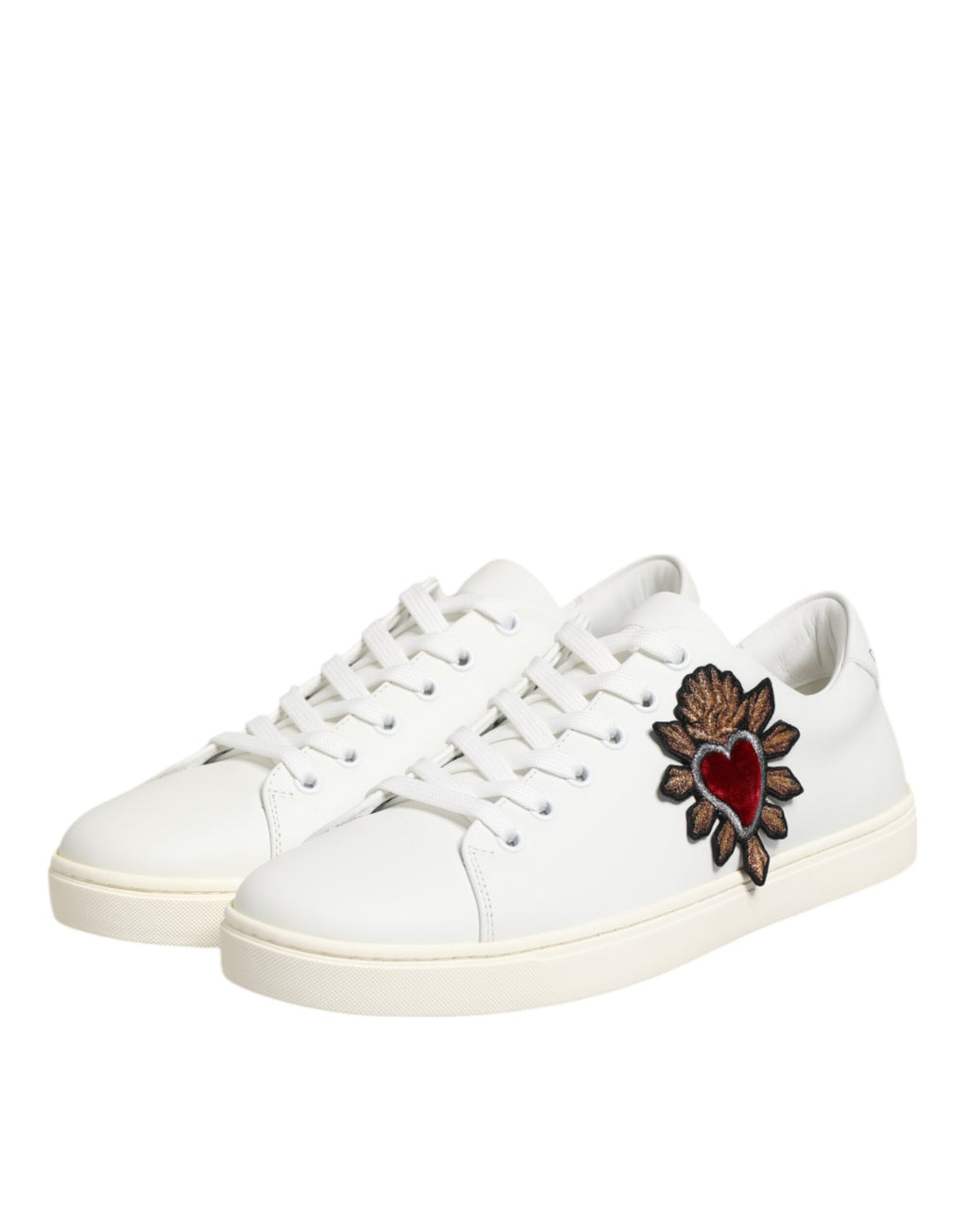 Chaussures sneakers en cuir blanc Dolce & Gabbana avec patch cœur sacré, détails élégants et design moderne.