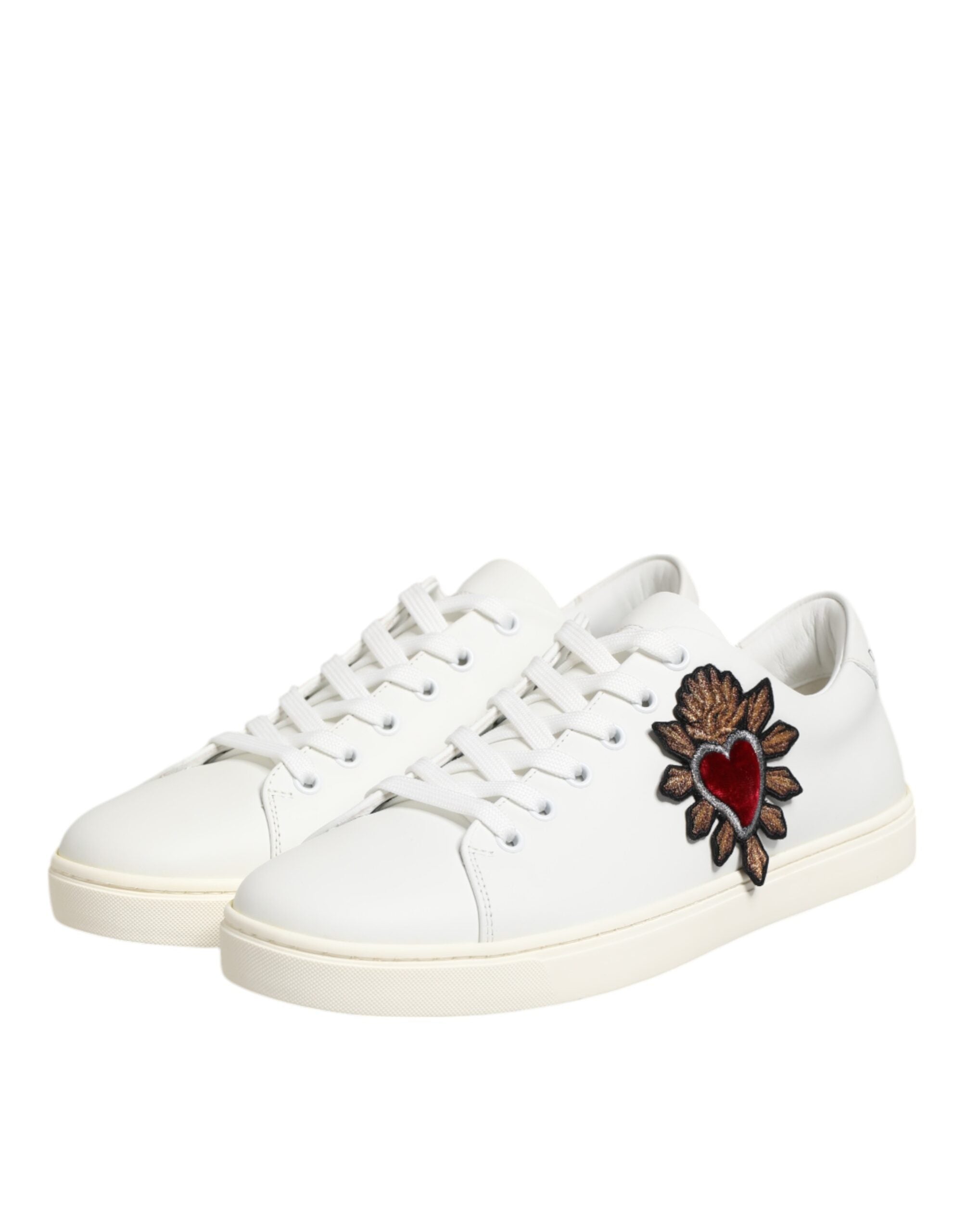Chaussures sneakers en cuir blanc Dolce & Gabbana avec patch cœur sacré, détails élégants et design moderne.