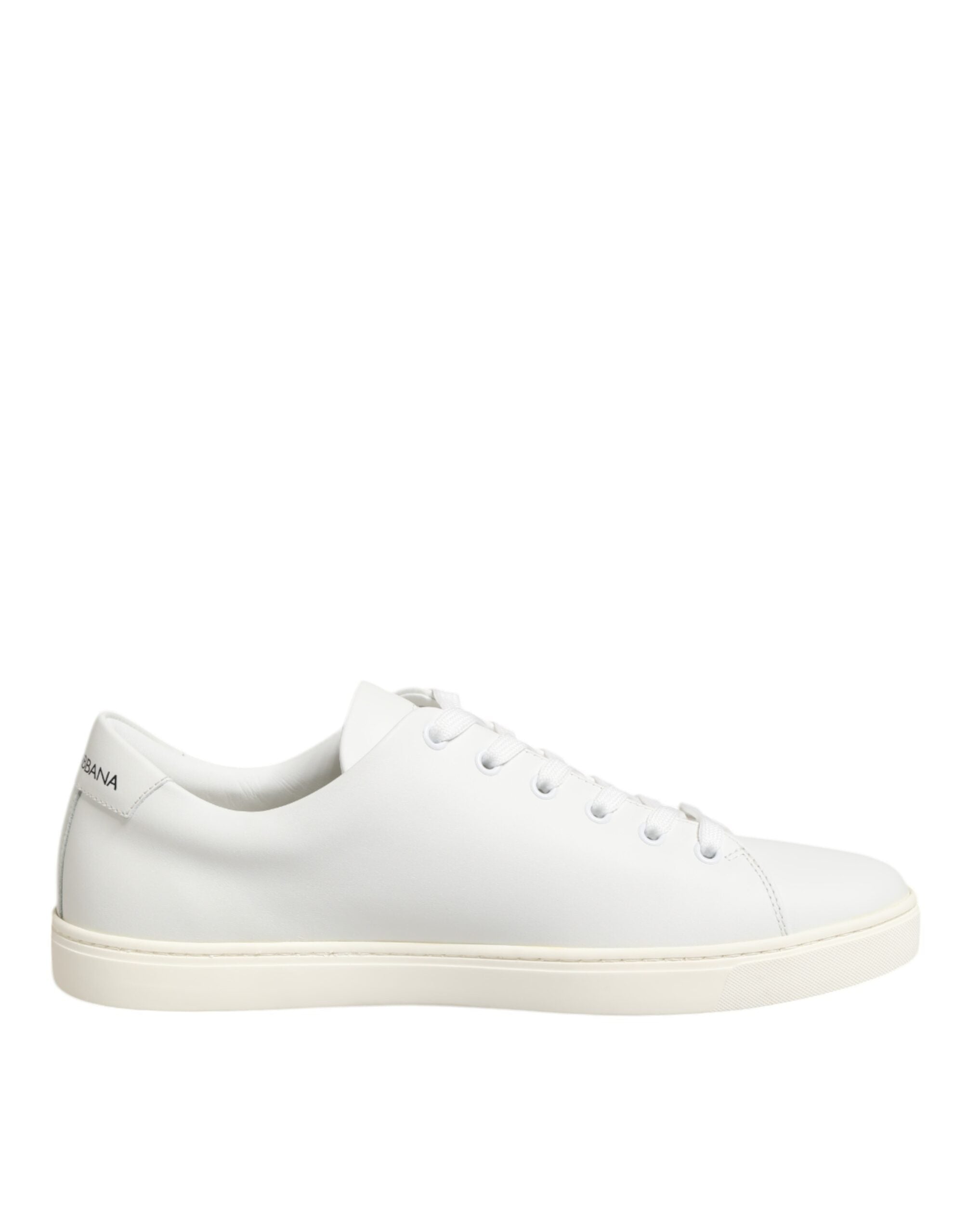 Sneakers Dolce & Gabbana en cuir blanc avec patch en forme de cœur sacré, chaussures élégantes et stylées.