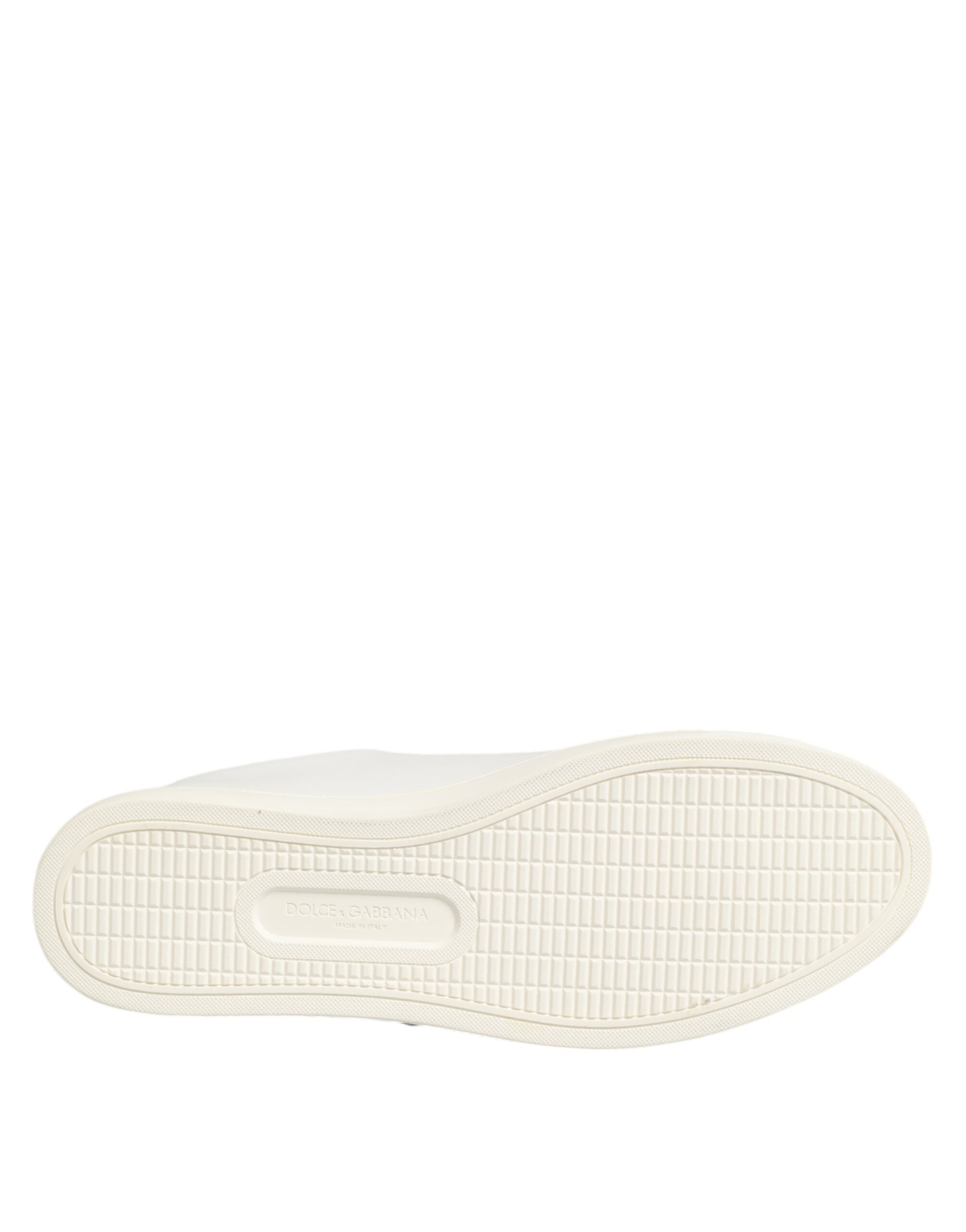 Chaussures sneakers blanches en cuir Dolce & Gabbana avec patch cœur sacré, design élégant et détails raffinés.