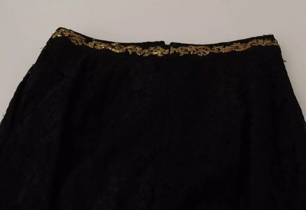 Shorts Dolce & Gabbana en dentelle noire avec détails dorés baroques, pièce spéciale, style élégant et sophistiqué.
