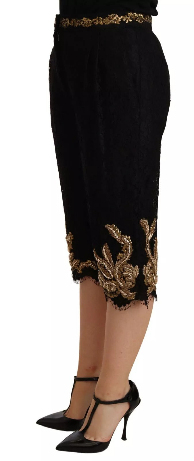 Shorts Dolce & Gabbana en dentelle noire avec détails dorés et motif baroque, pièce spéciale élégante et sophistiquée.