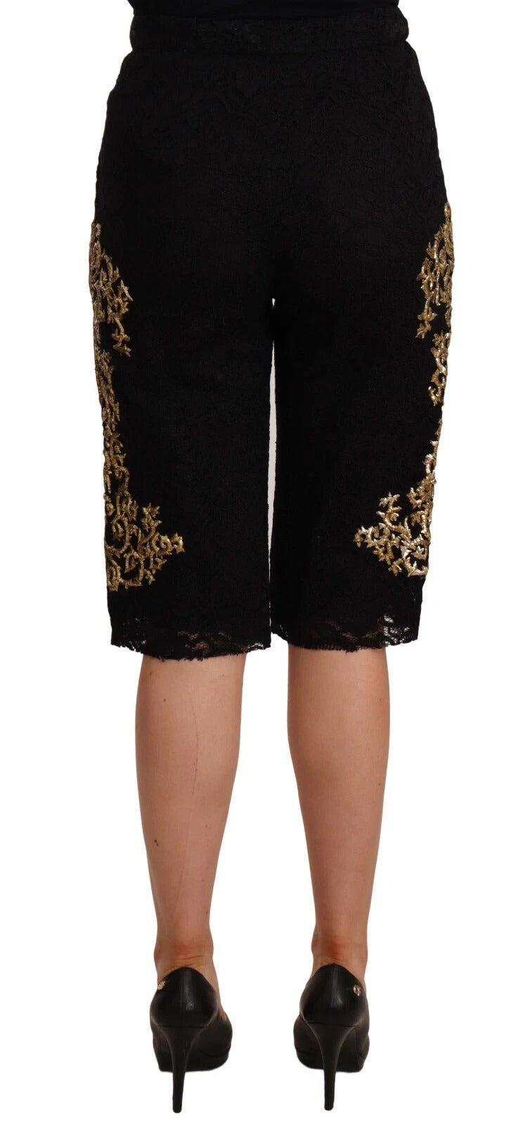 Shorts Dolce & Gabbana en dentelle noire avec détails dorés baroques, pièce spéciale élégante et sophistiquée.
