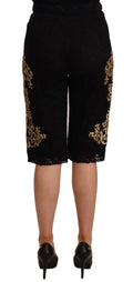 Shorts Dolce & Gabbana en dentelle noire avec détails dorés baroques, pièce spéciale élégante et sophistiquée.