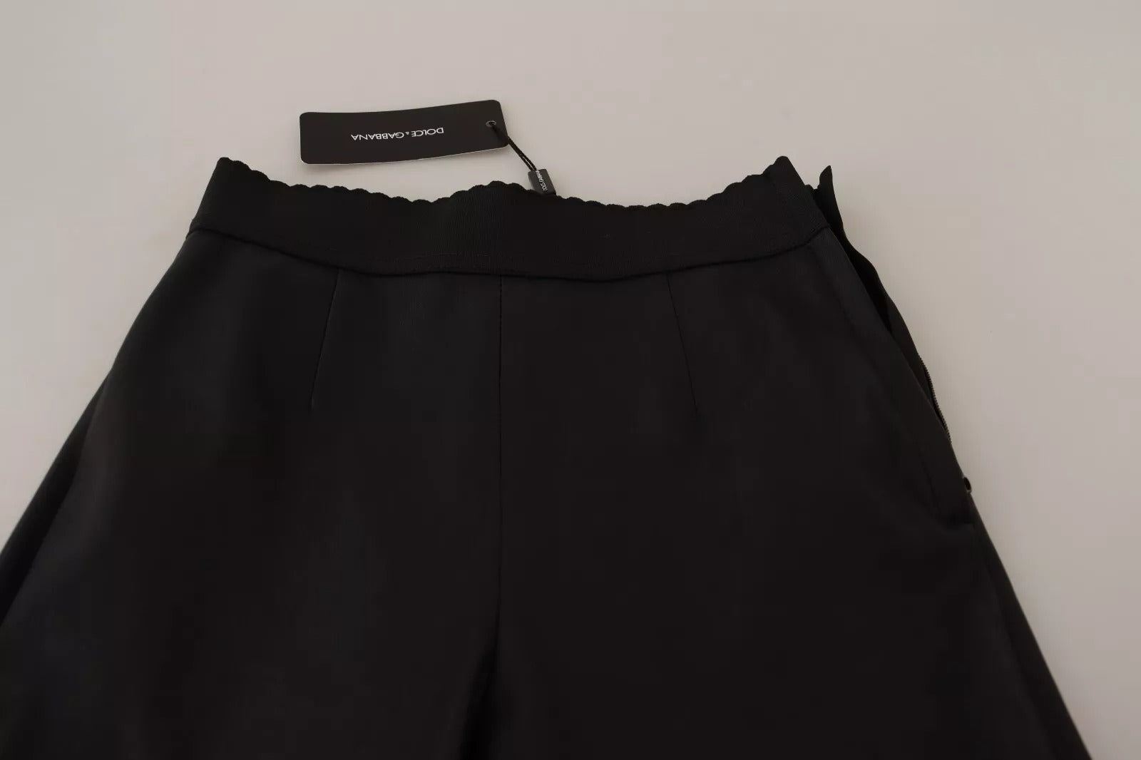 Pantalons noirs en cuir de Dolce & Gabbana avec ceinture élastique, style élégant et moderne pour femmes.