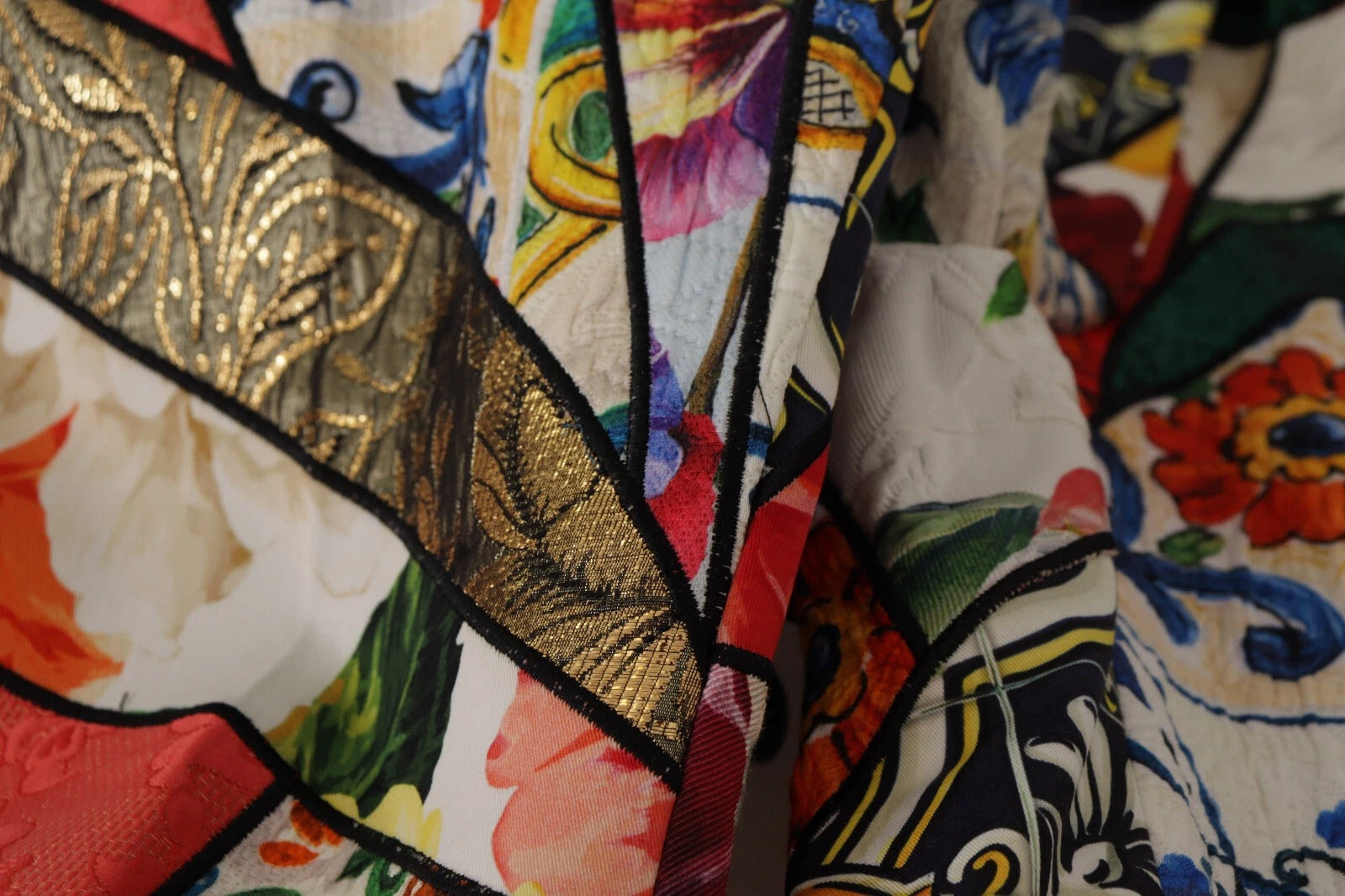 Pantalons en jacquard multicolore Dolce & Gabbana à taille haute avec patchwork, détails élégants et design sophistiqué.