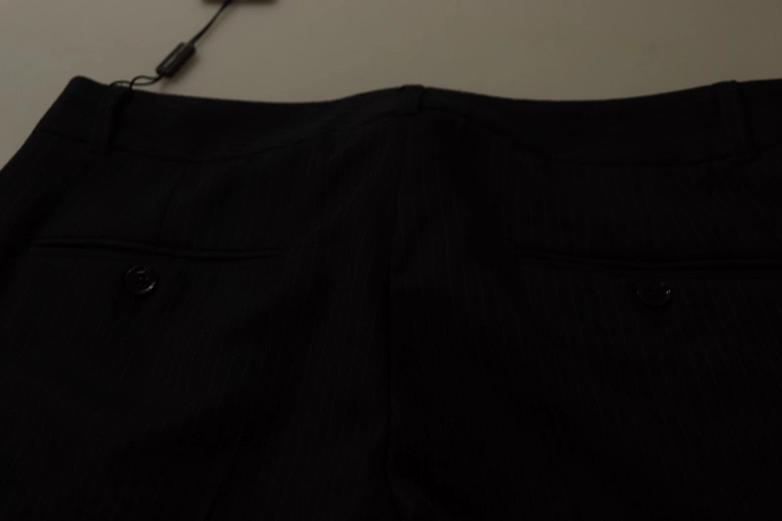 Pantalon noir à rayures Dolce & Gabbana, taille moyenne, coupe élégante, tissu en coton ou polyester, visible en détail.