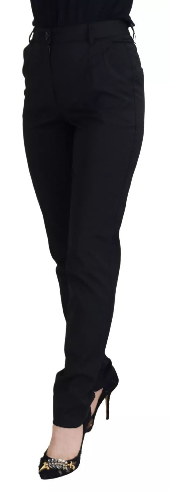 Pantalon skinny taille haute noir Dolce & Gabbana, style élégant et ajusté, en tissu fluide, visible sur le modèle.