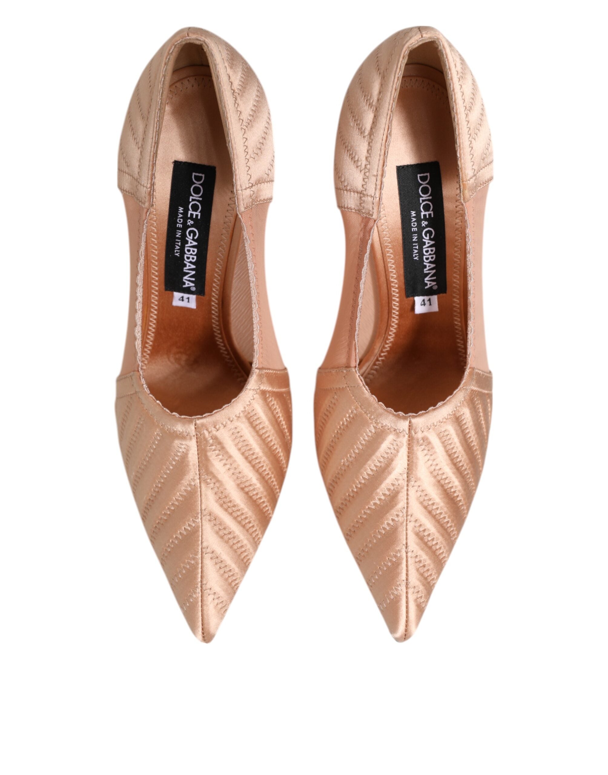 Escarpins en satin nude avec mesh, stilettos Dolce & Gabbana, élégants et sophistiqués, visibles en détail sur la chaussure.