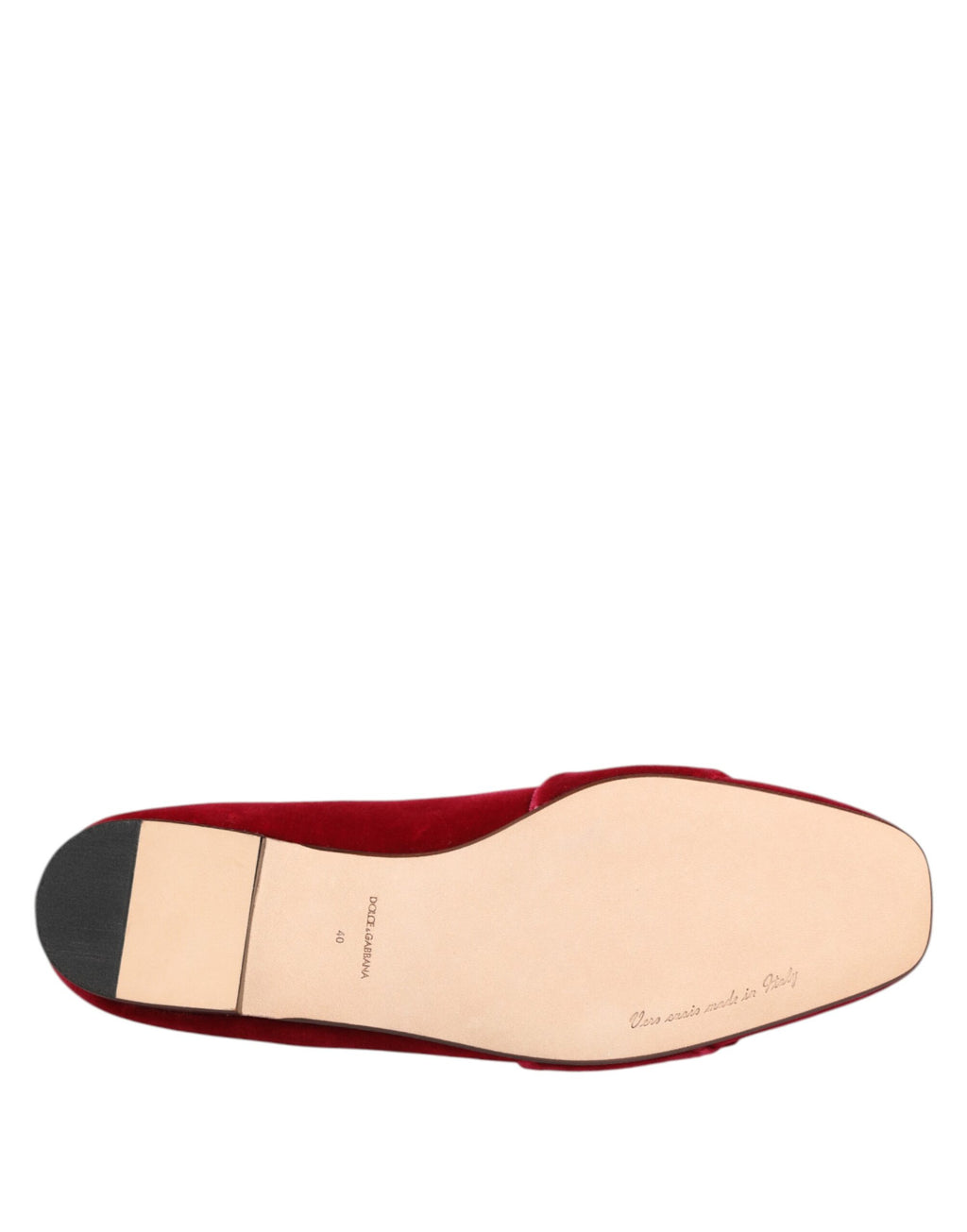 Chaussures Dolce & Gabbana en velours rouge avec boucle en cristal, mocassins plats élégants et sophistiqués.