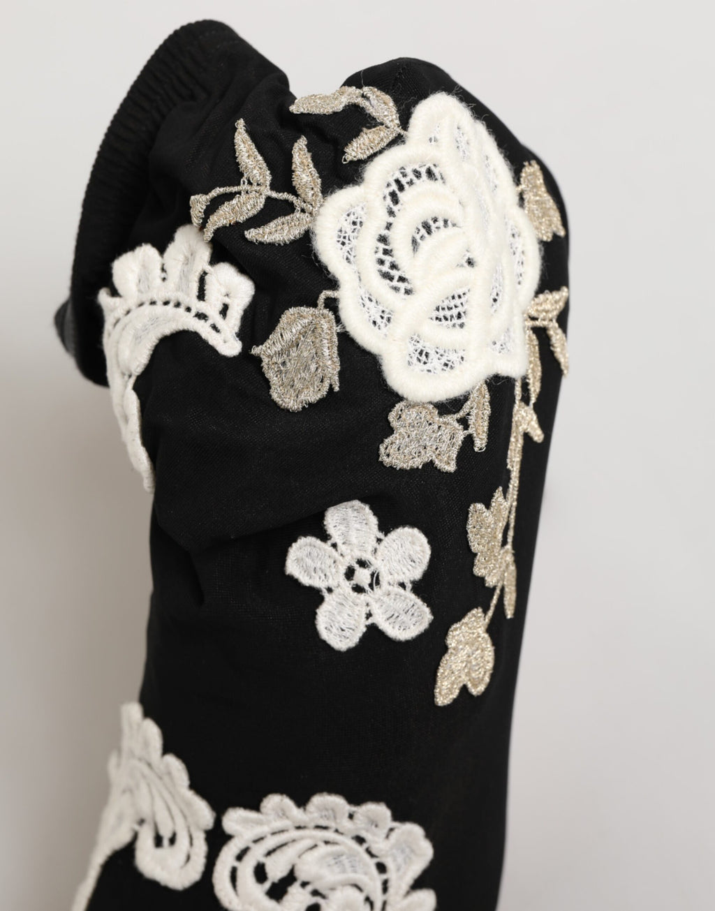 Bottes stilettos en jersey noir et blanc Dolce & Gabbana avec broderies élégantes, chaussures à talons sophistiquées