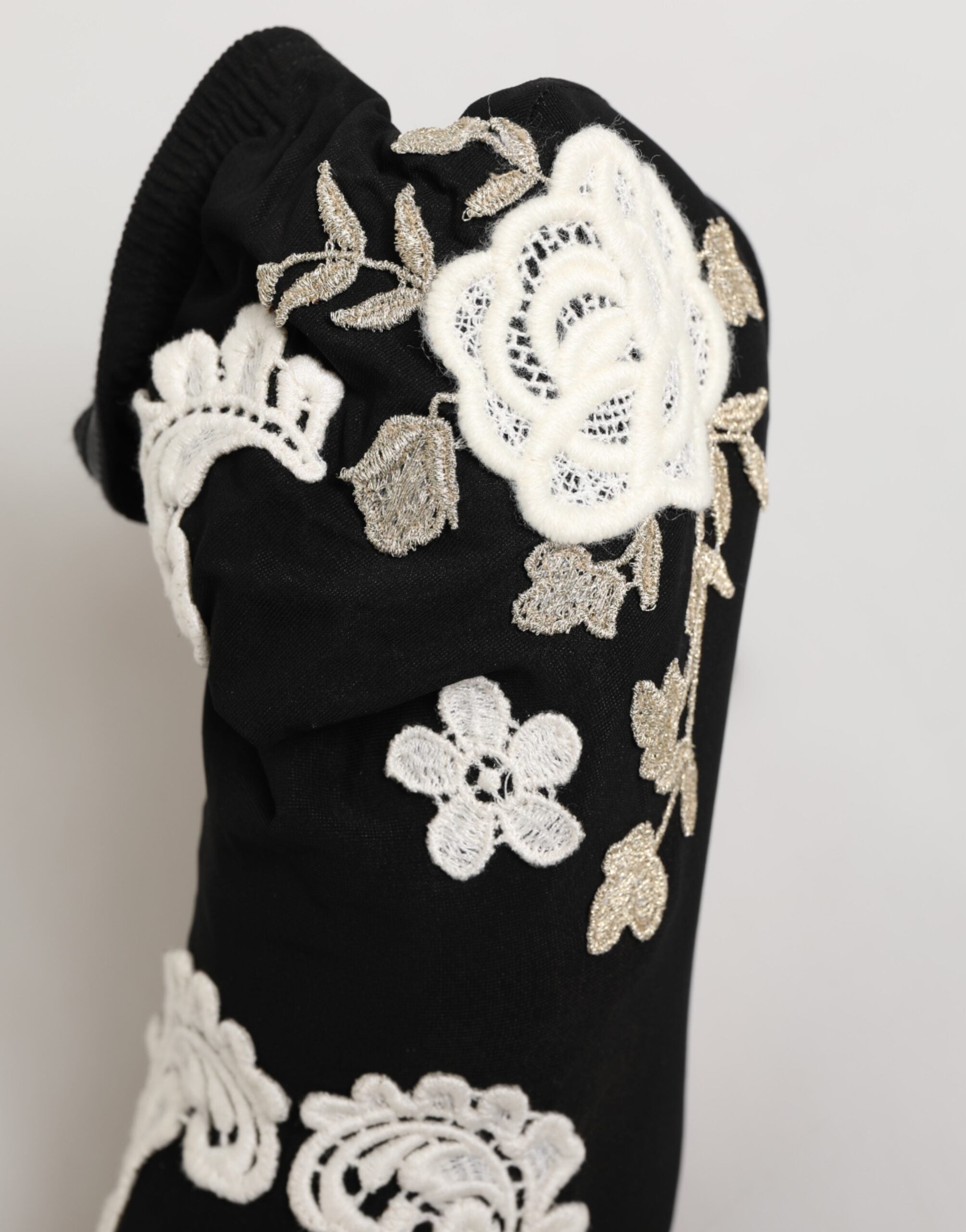 Bottes stilettos en jersey noir et blanc Dolce & Gabbana avec broderies élégantes, chaussures à talons sophistiquées