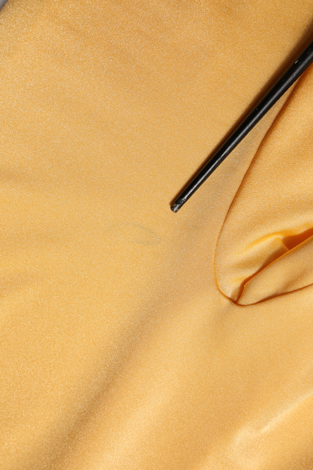 Combinaison longue Dolce & Gabbana en or jaune, à manches longues et extensible, élégante et ajustée pour femme.