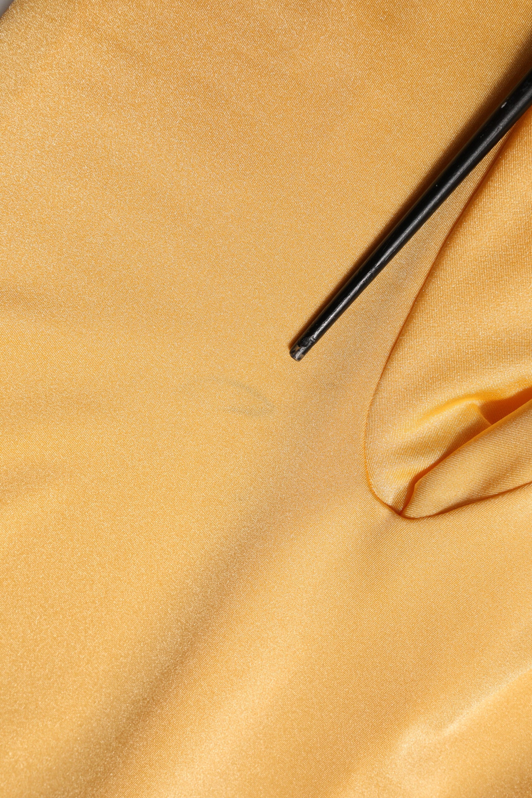 Combinaison longue Dolce & Gabbana en or jaune, à manches longues et extensible, élégante et ajustée pour femme.
