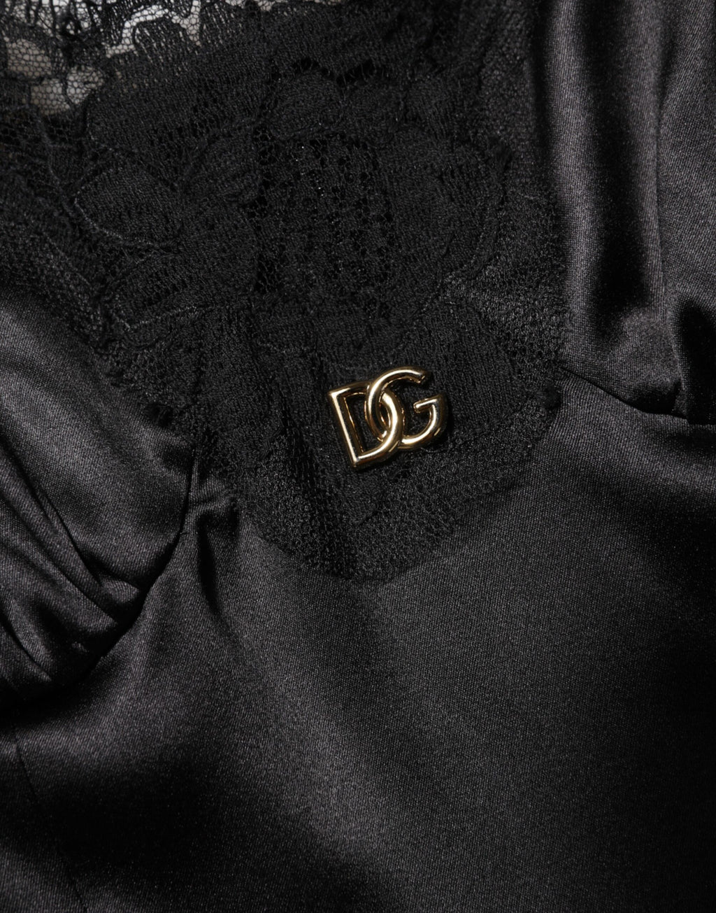 Robe courte sans manches Dolce & Gabbana en mélange de soie noire avec bordure en dentelle élégante.