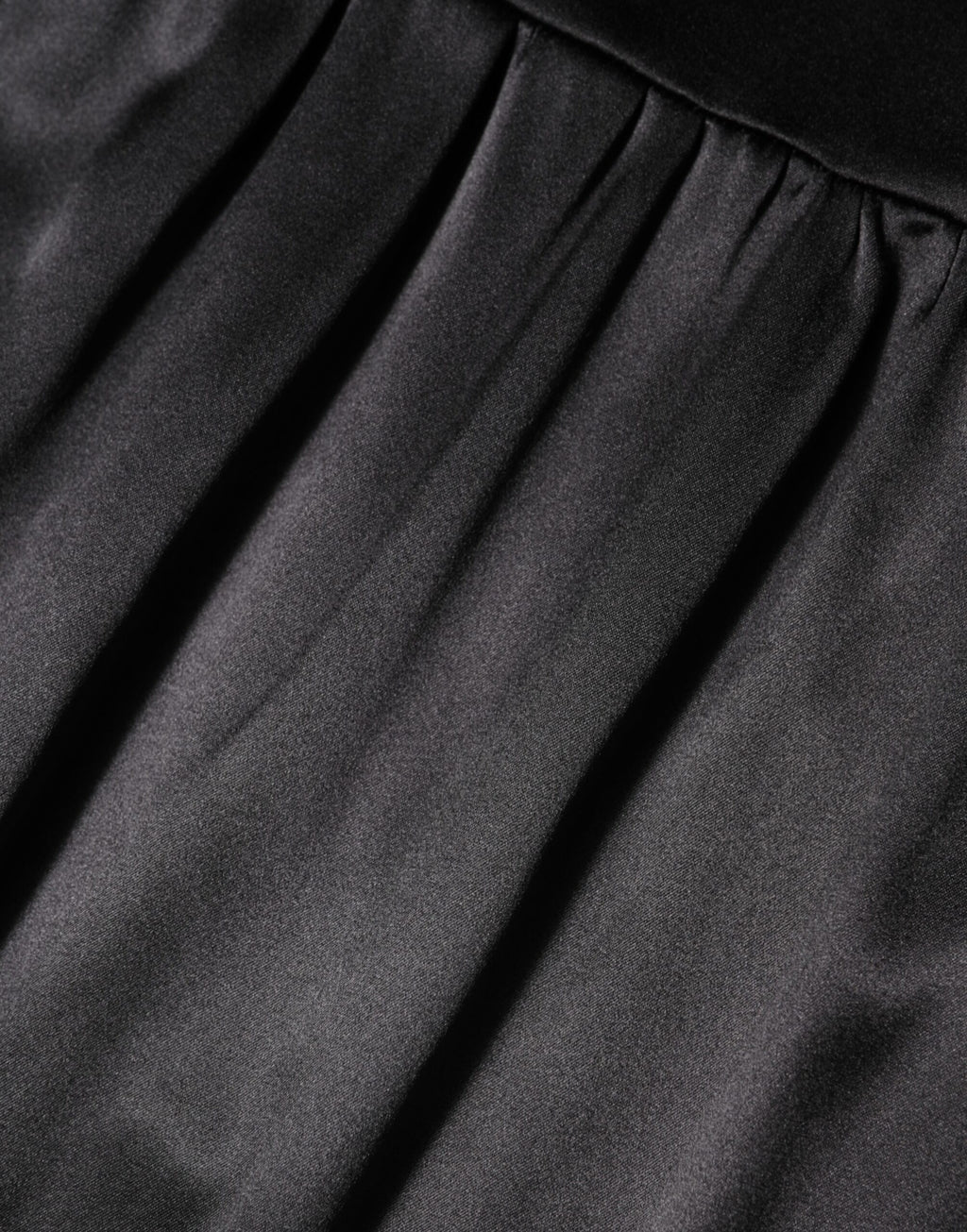 Robe courte en soie mélangée noire avec dentelle, sans manches, de la marque Dolce & Gabbana, vue de face.