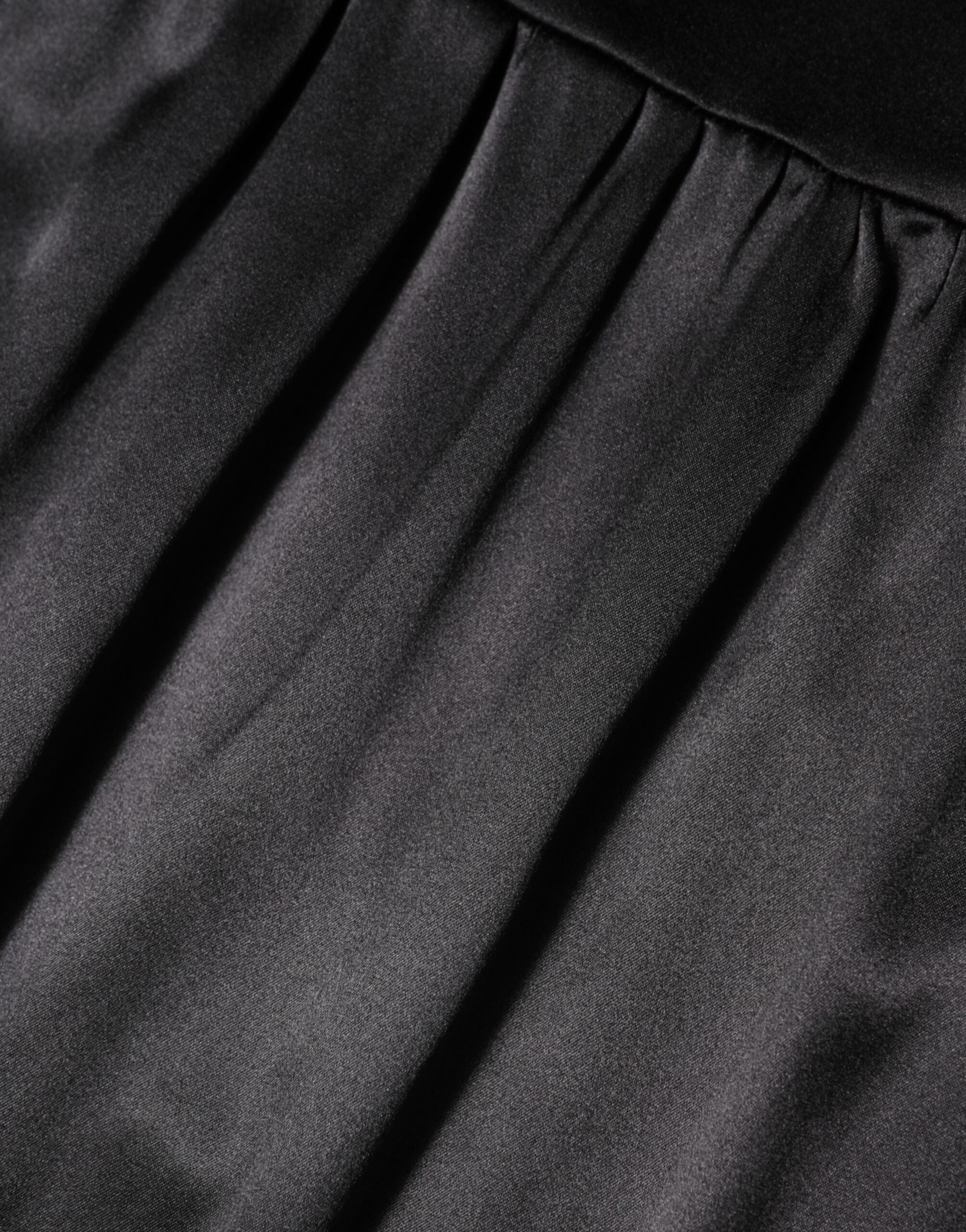 Robe courte en soie mélangée noire avec dentelle, sans manches, de la marque Dolce & Gabbana, vue de face.