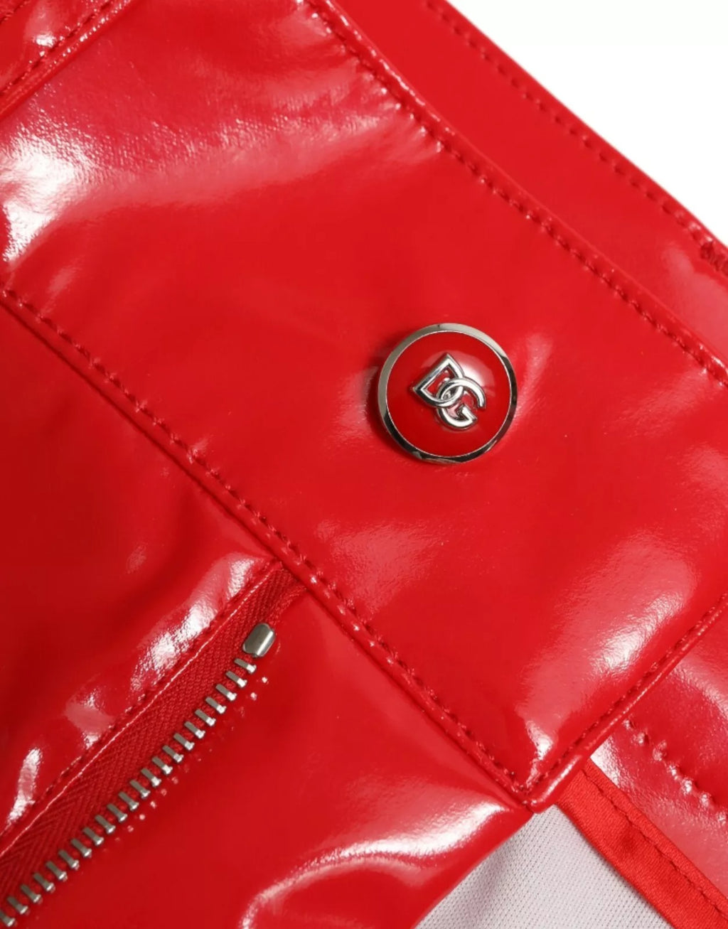 Pantalon slim taille haute en tissu brillant rouge de Dolce & Gabbana, coupe skinny, pour un style élégant et tendance.