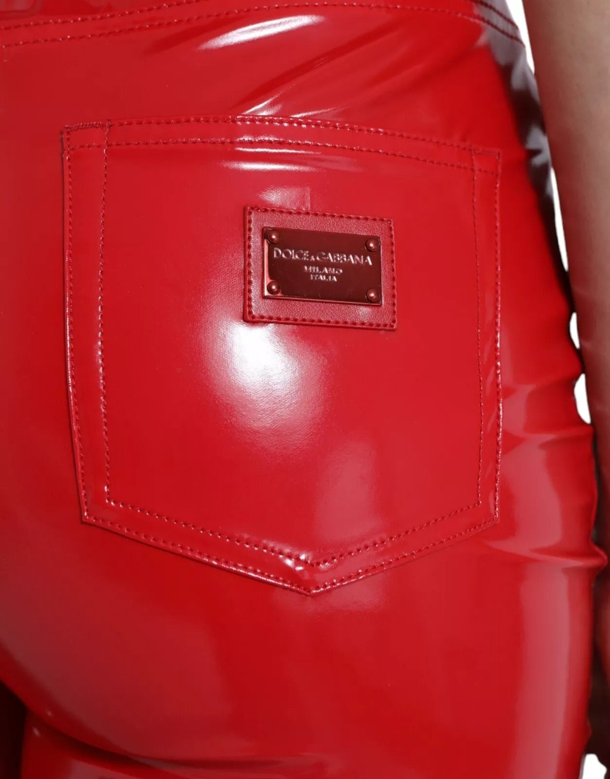 Pantalon skinny rouge à taille haute Dolce & Gabbana en tissu brillant, mode élégante et sophistiquée.