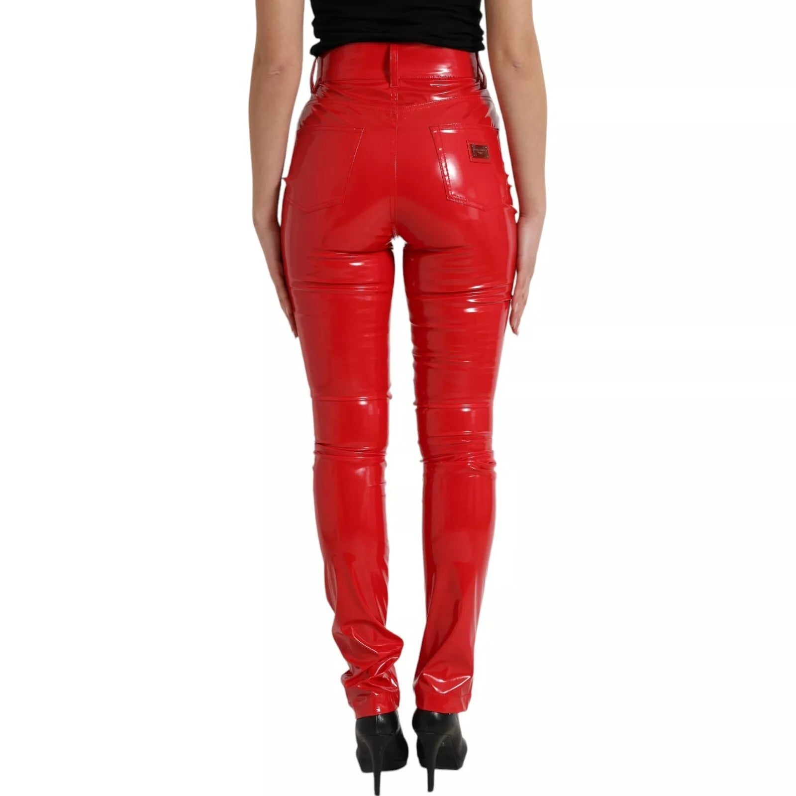 Pantalon skinny rouge à taille haute en tissu brillant de la marque Dolce & Gabbana, visible dans l'image.