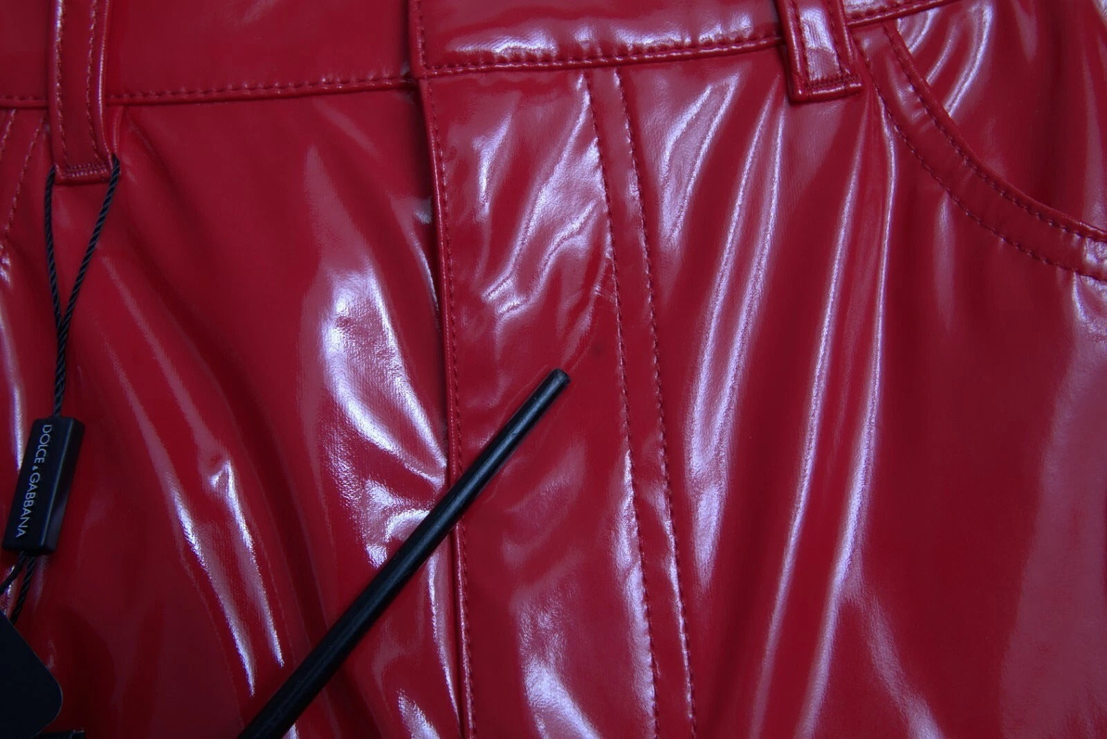 Pantalon skinny rouge taille haute Dolce & Gabbana en tissu brillant, élégant et ajusté pour femme.