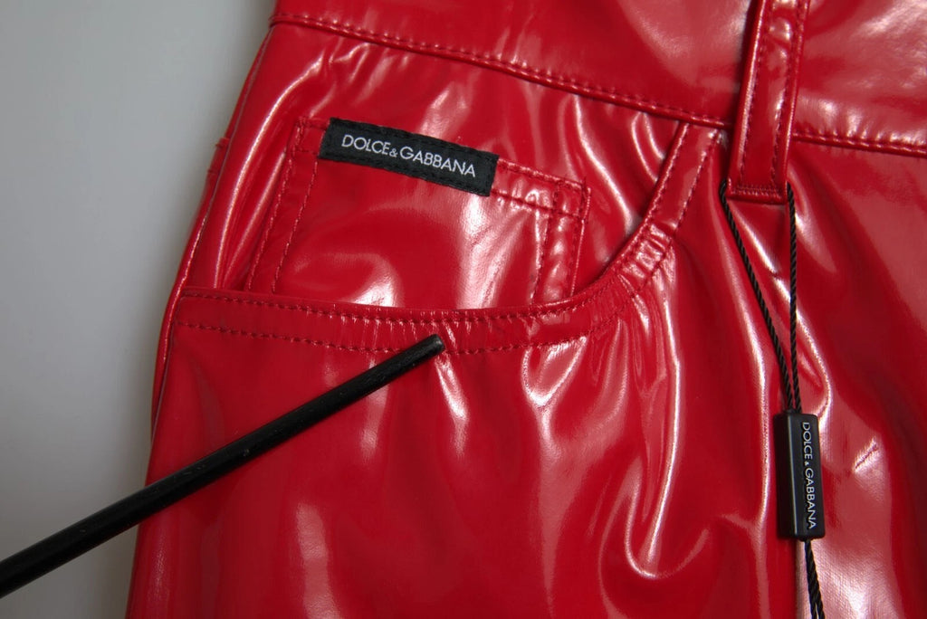 Pantalon skinny rouge à taille haute Dolce & Gabbana en tissu brillant, vue de face.
