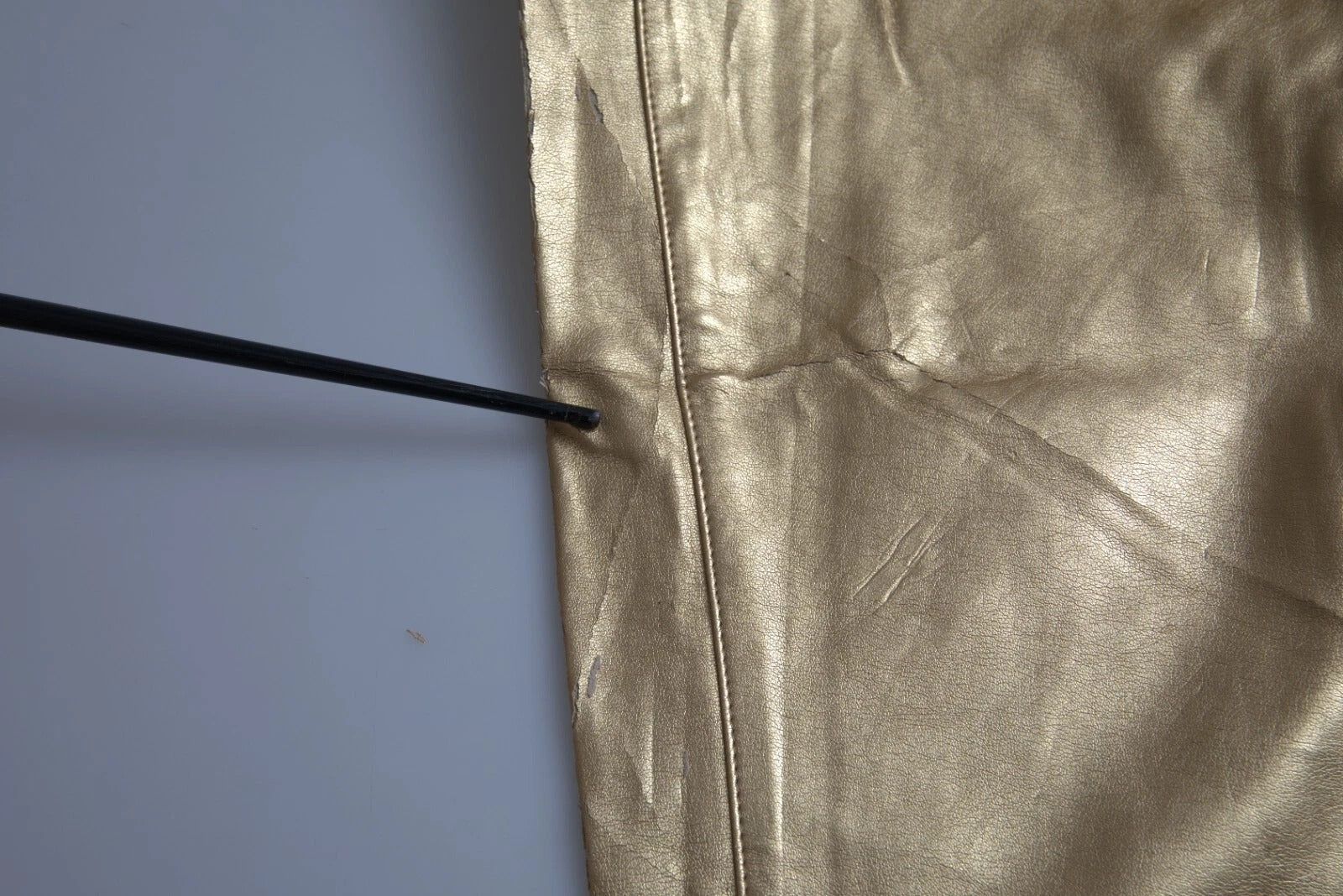 Pantalon skinny doré à taille haute pour femme de Dolce & Gabbana, en tissu métallique brillant.