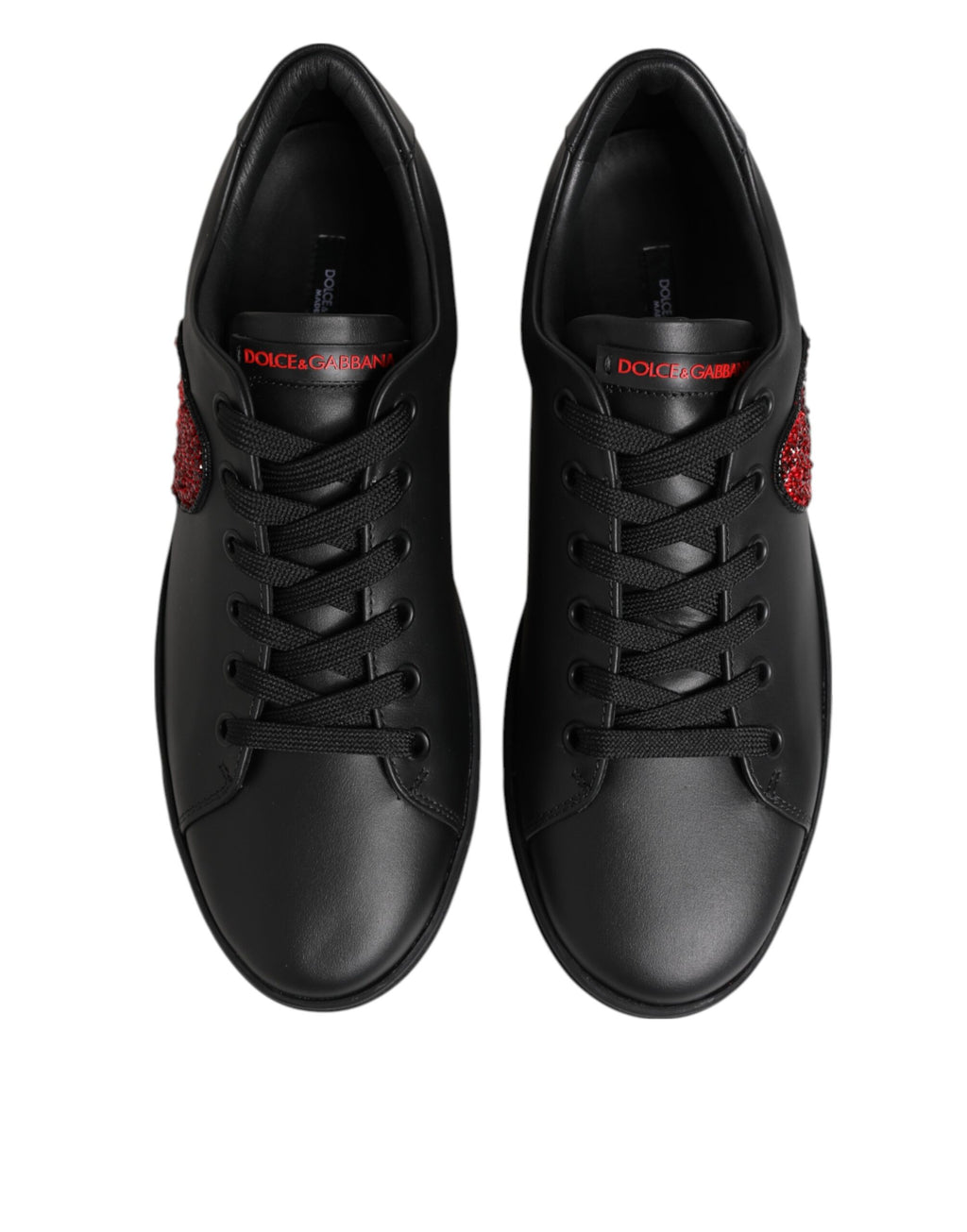 Chaussures sneakers basses en cuir noir Dolce & Gabbana avec cœur en cristal, style élégant et tendance.