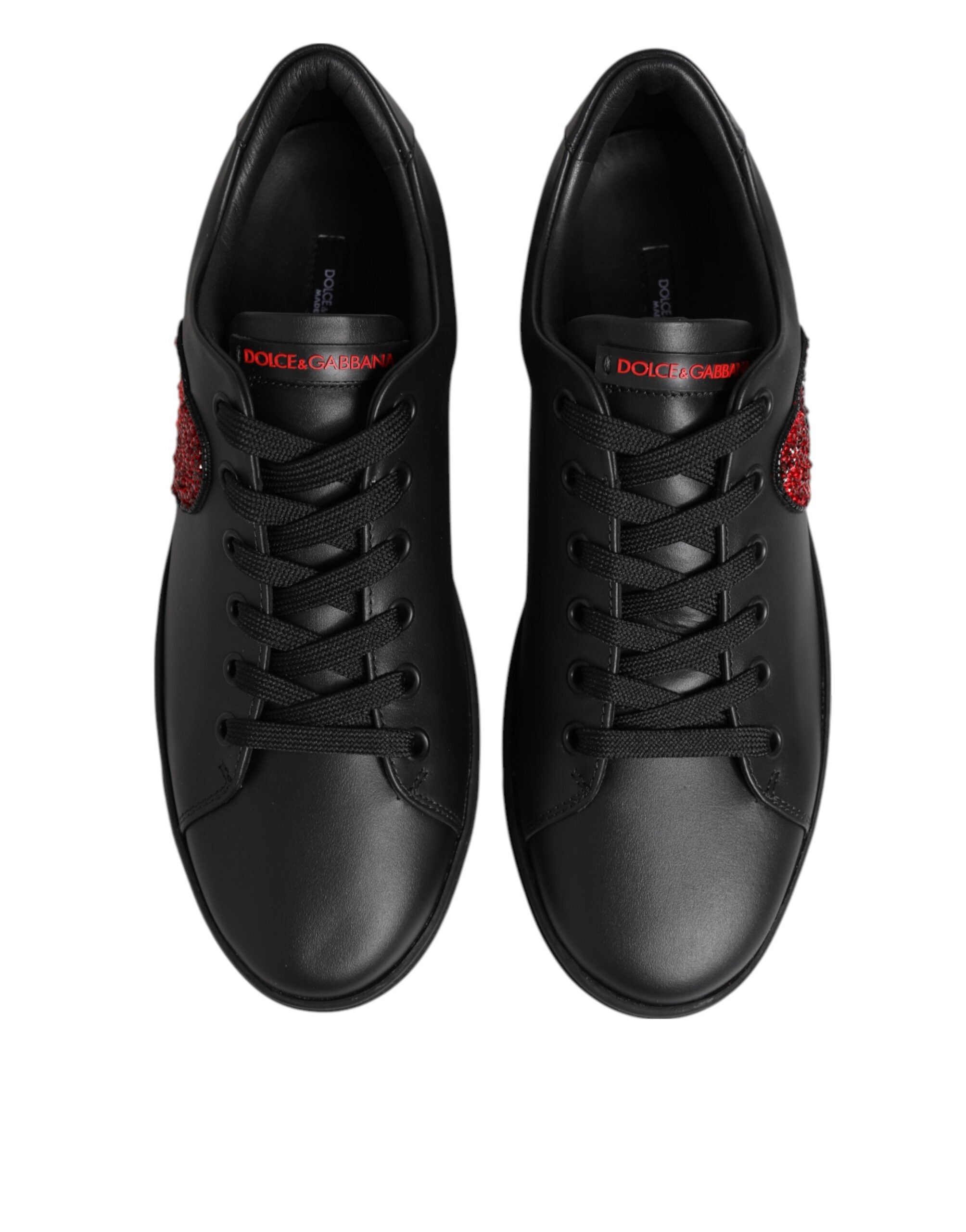 Chaussures sneakers basses en cuir noir Dolce & Gabbana avec cœur en cristal, style élégant et tendance.