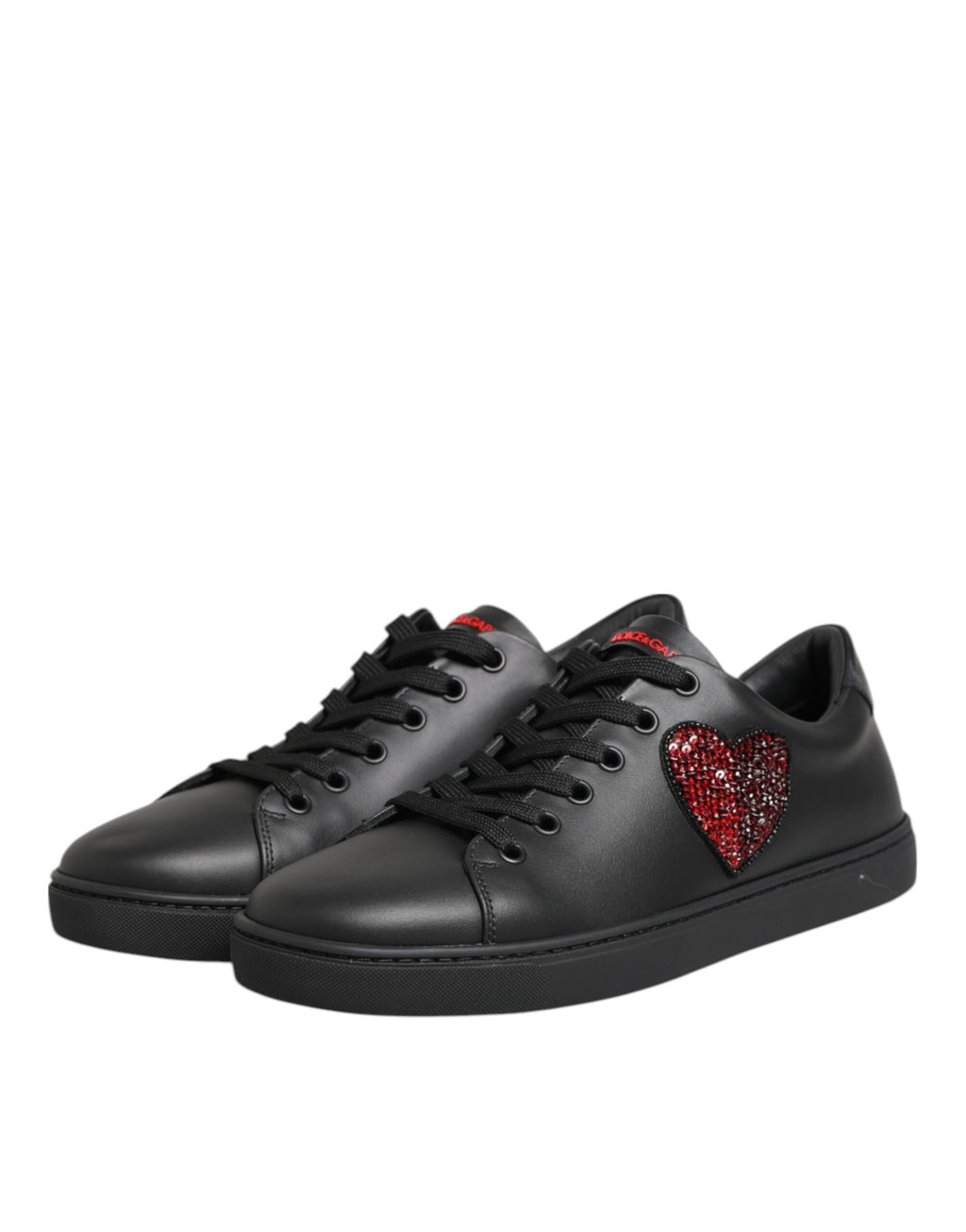 Chaussures basses Dolce & Gabbana en cuir noir avec cœur en cristaux, baskets élégantes et tendance.
