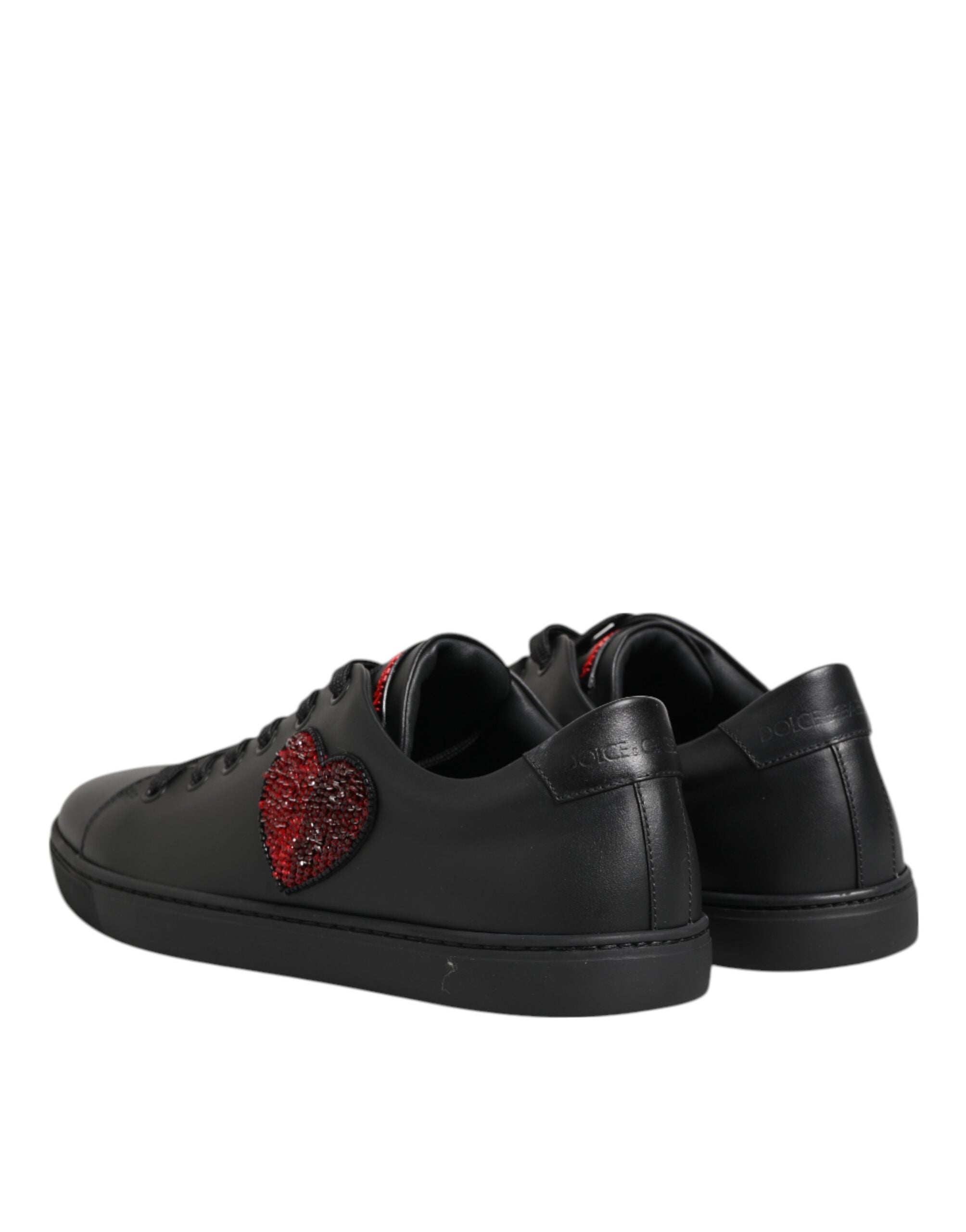 Chaussures Dolce & Gabbana baskets basses en cuir noir avec cœur en cristal, style élégant et moderne.