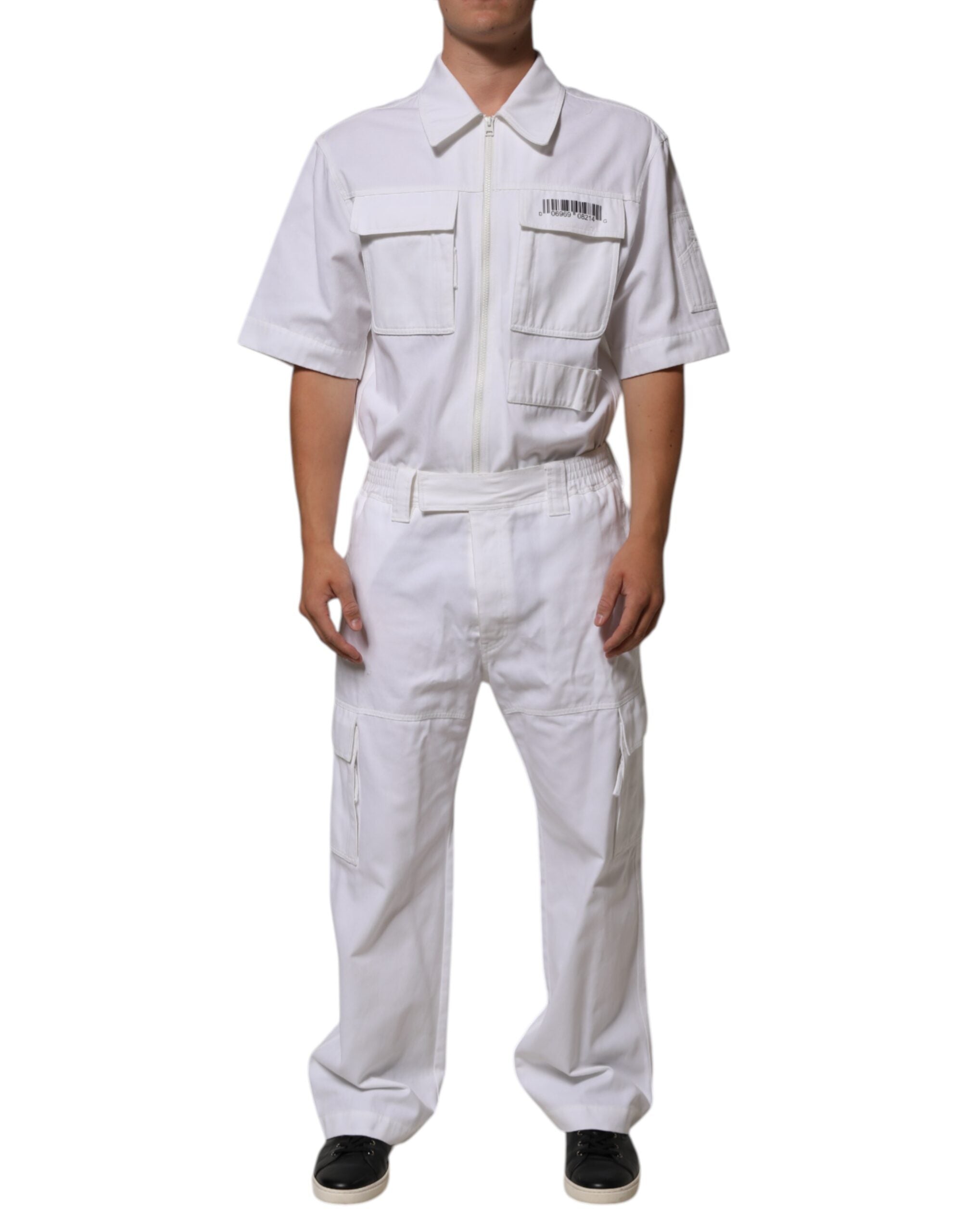 Combinaison blanche Dolce & Gabbana avec patch barcode, zip utilitaire, pantalons élégants et détails modernes.