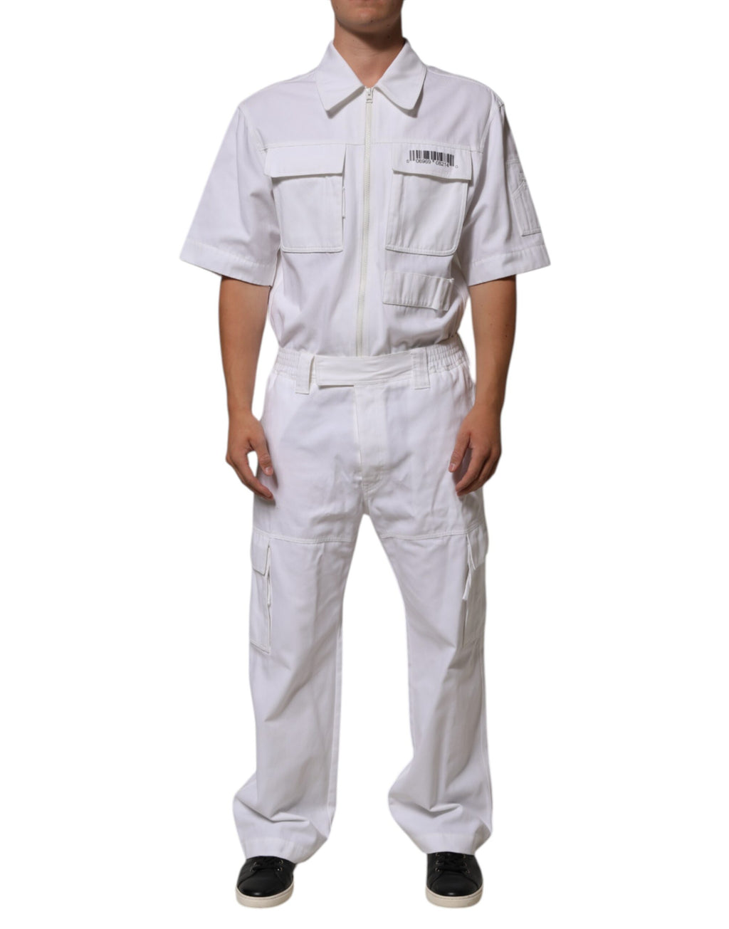 Pantalon jumpsuit utility blanc Dolce & Gabbana avec patch code-barres, fermeture éclair et poches, vue de face.